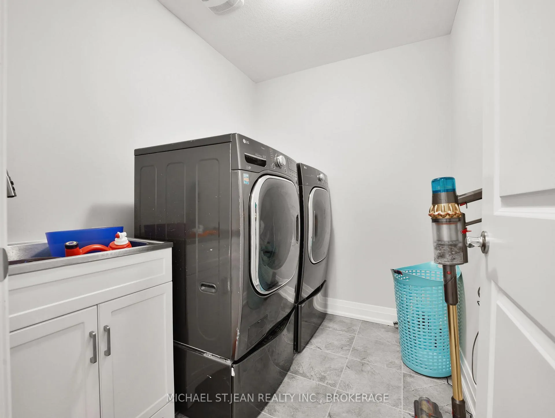 Photo 34 of 75 Monarch Woods Drive, Kitchener — HOMEH