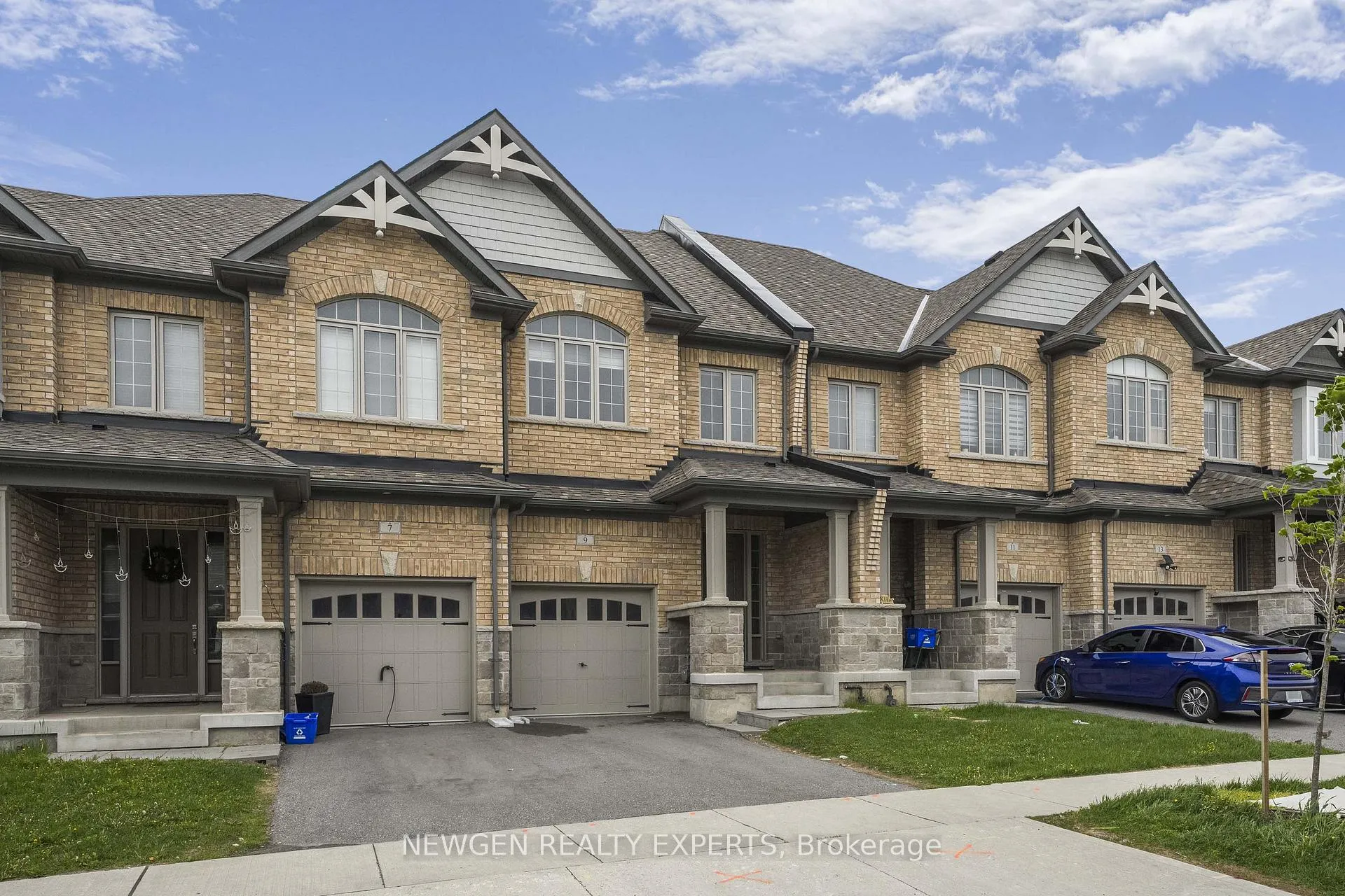 Photo 2 of 9 Stonehill Avenue, Kitchener, Huron Park — HOMEH