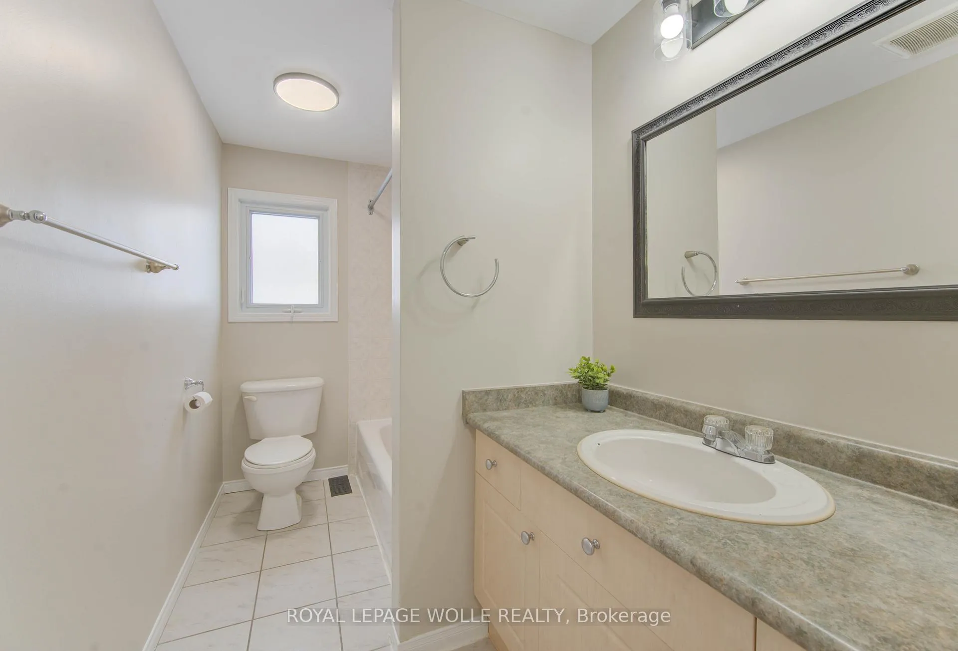 Photo 31 of 141 Mountain Laurel Crescent, Kitchener — HOMEH