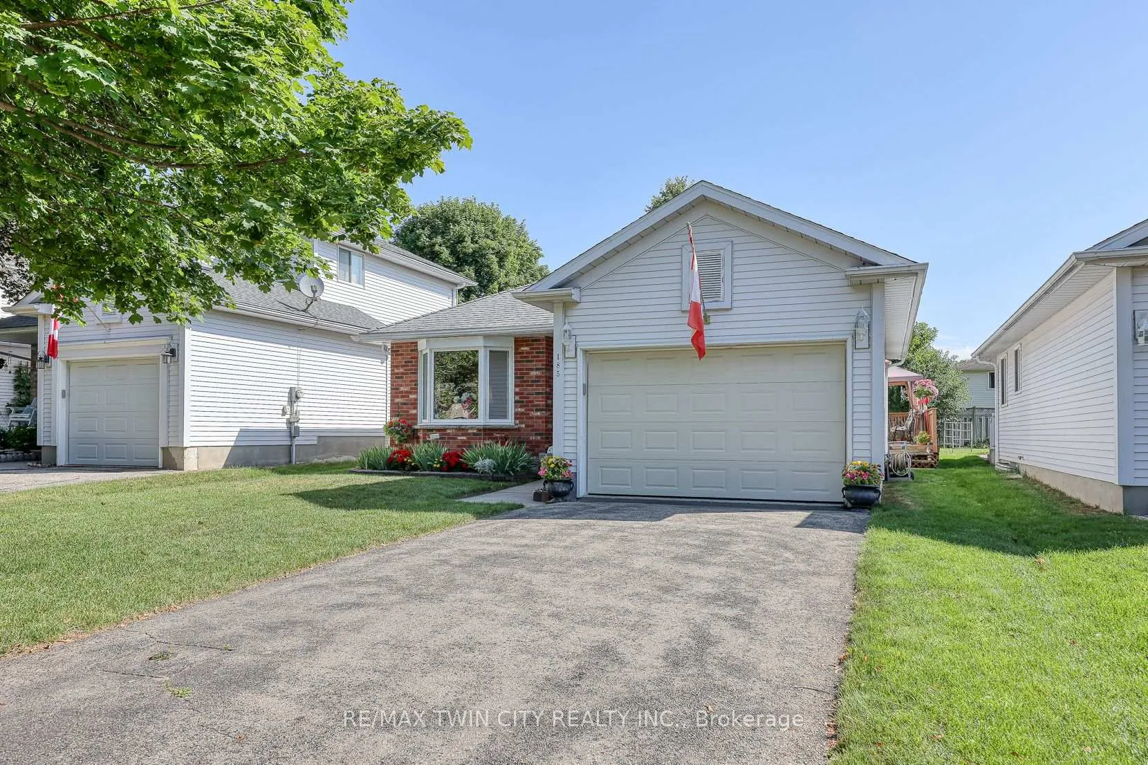 Photo 2 of 185 Dartmoor Crescent, Waterloo — HOMEH