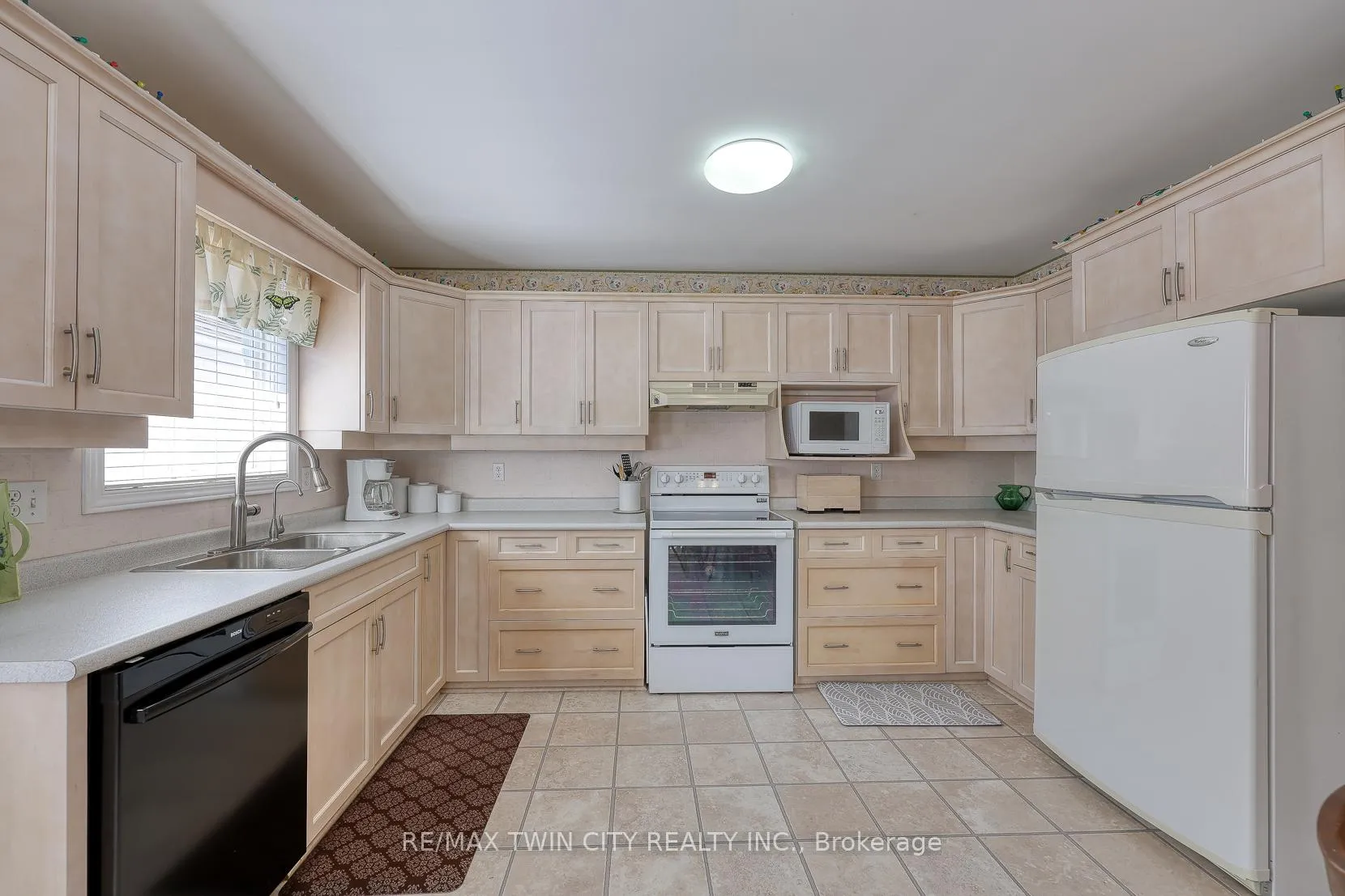 Photo 14 of 185 Dartmoor Crescent, Waterloo — HOMEH