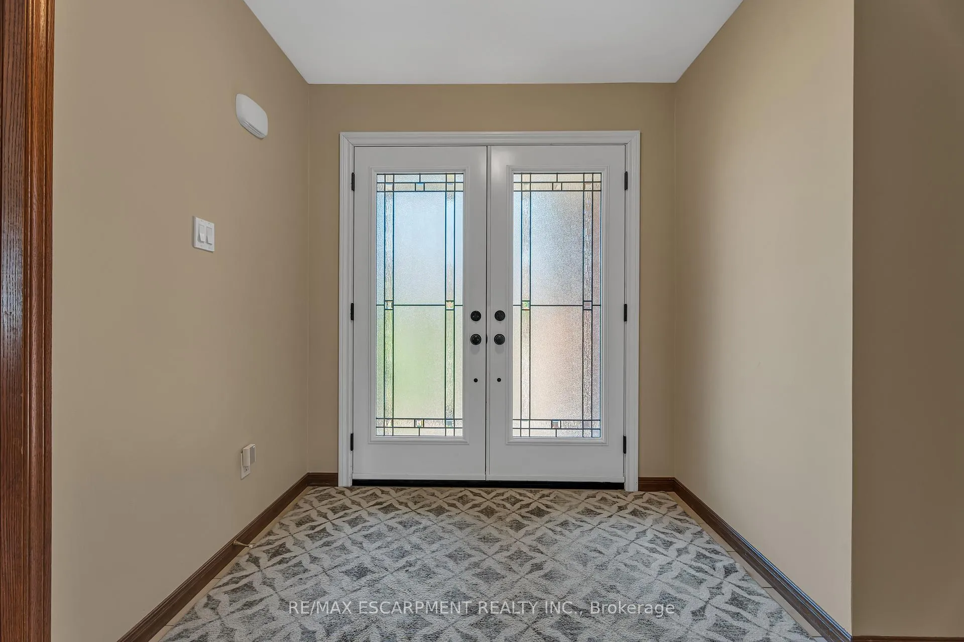 Photo 3 of 2 Vinehill Drive, Hamilton, Stoney Creek — HOMEH