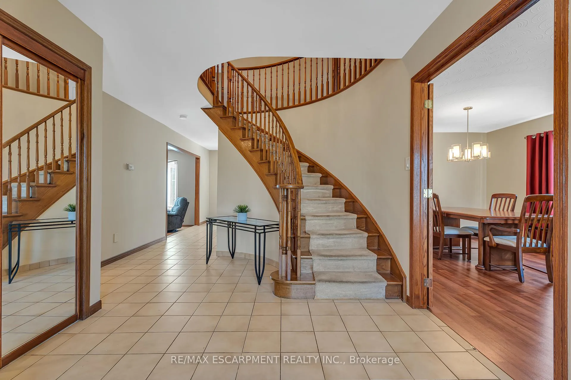Photo 4 of 2 Vinehill Drive, Hamilton, Stoney Creek — HOMEH