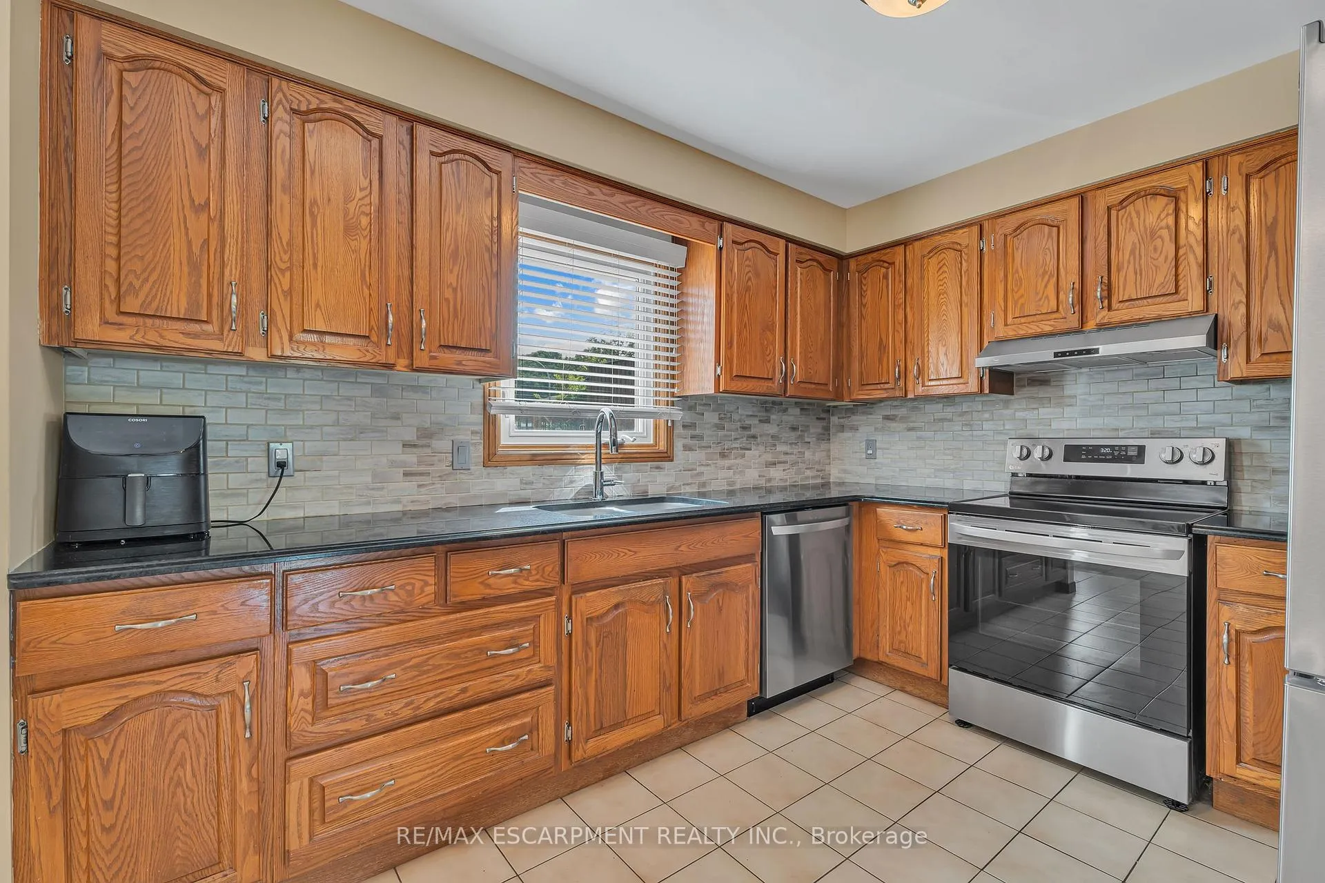 Photo 14 of 2 Vinehill Drive, Hamilton, Stoney Creek — HOMEH