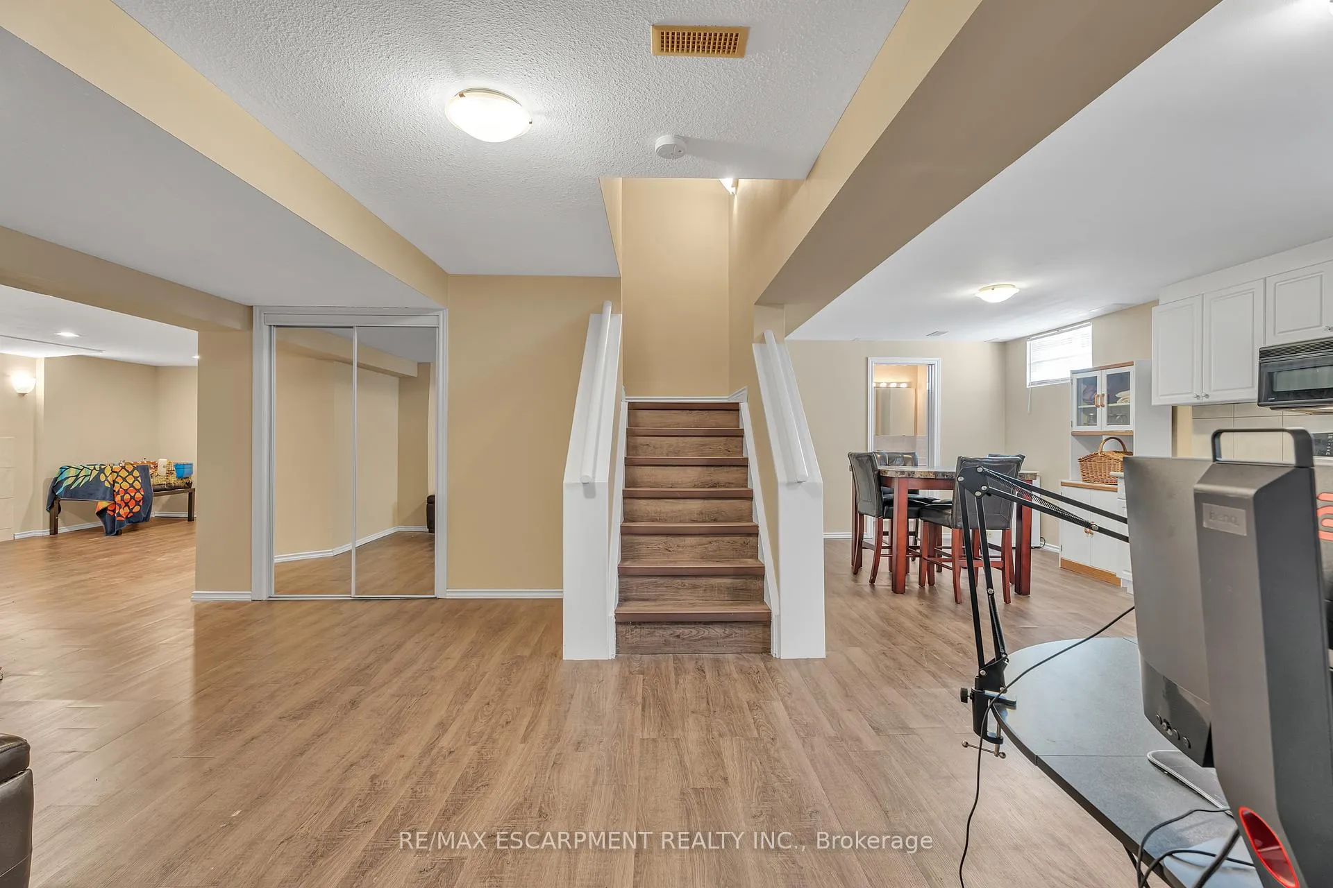 Photo 35 of 2 Vinehill Drive, Hamilton, Stoney Creek — HOMEH