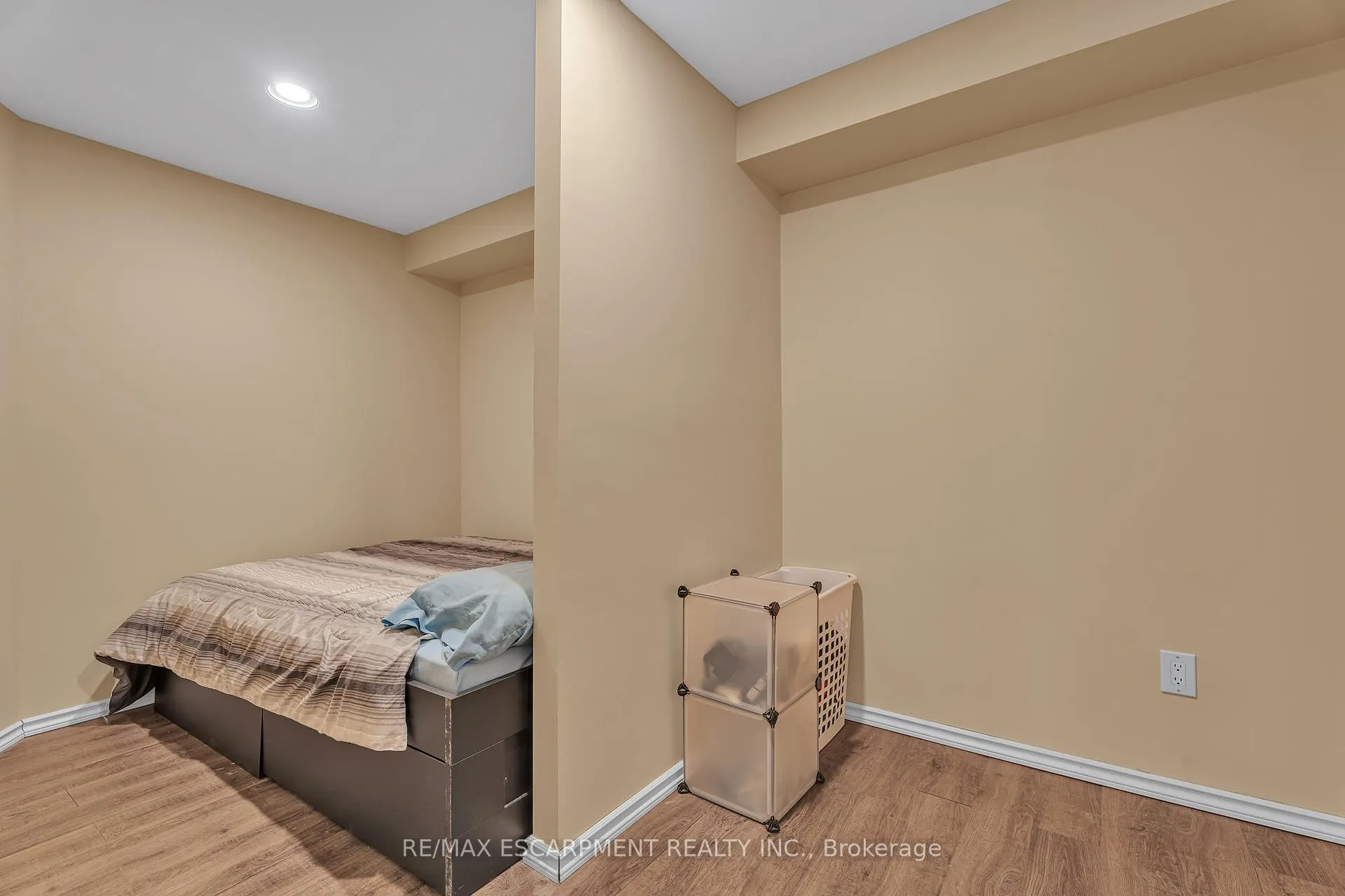 Photo 38 of 2 Vinehill Drive, Hamilton, Stoney Creek — HOMEH