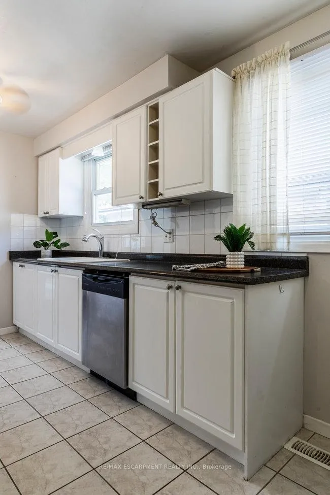 Photo 37 of 45 Fonthill Road, Hamilton, Fessenden — HOMEH