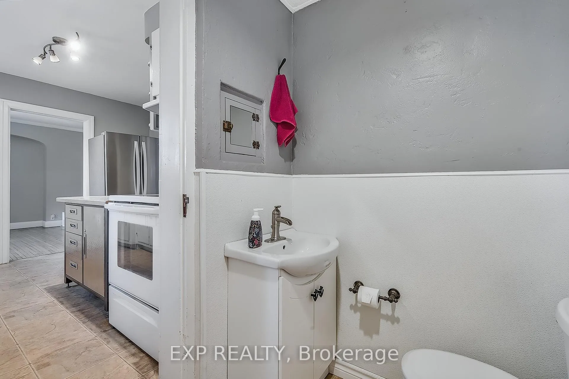 Photo 14 of 29 Devitt Avenue N, Waterloo — HOMEH