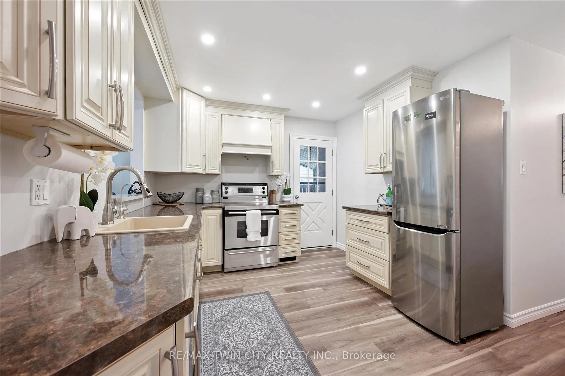 Photo 9 of 191 Silver Aspen Crescent, Kitchener — HOMEH