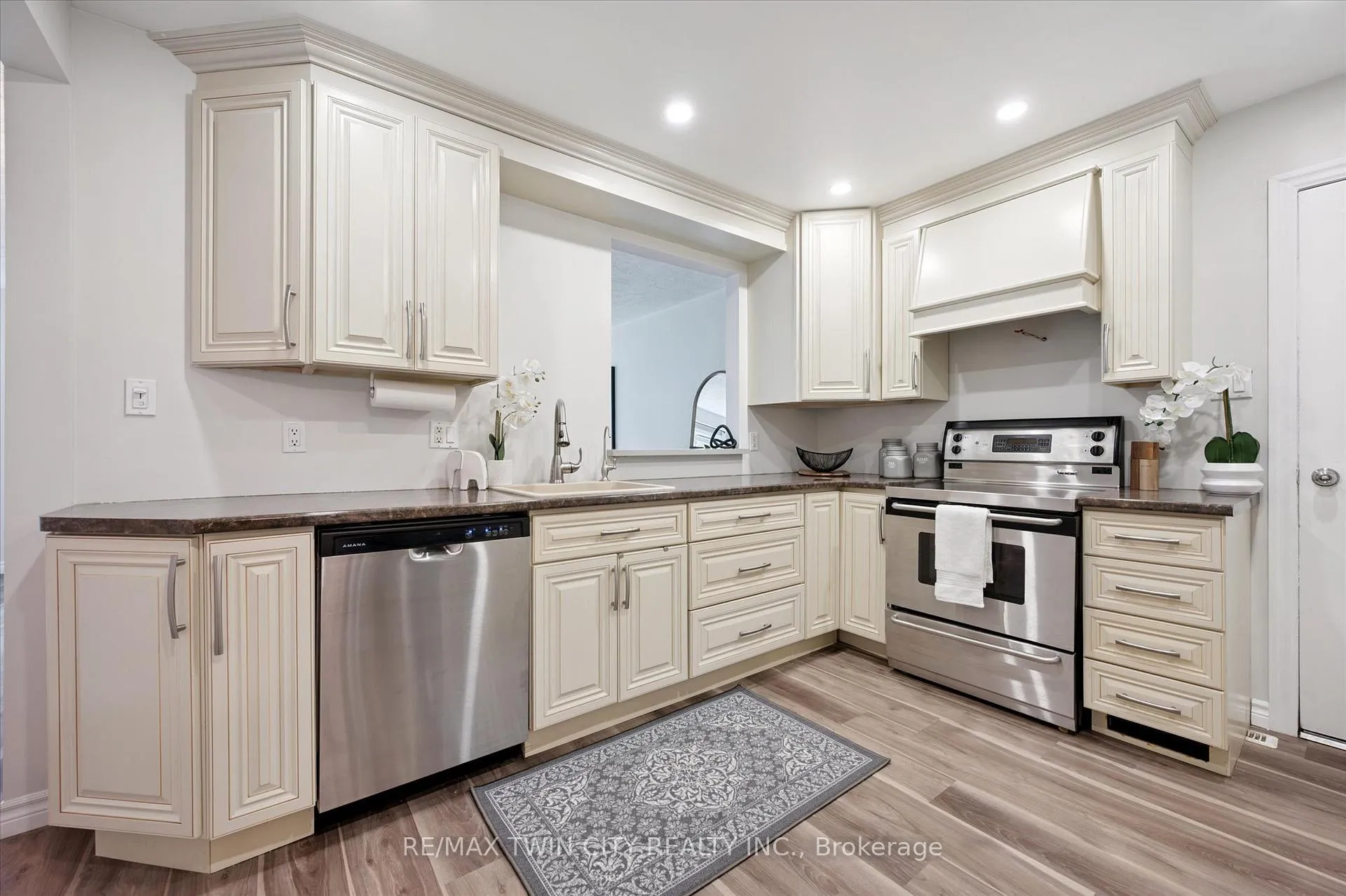 Photo 10 of 191 Silver Aspen Crescent, Kitchener — HOMEH