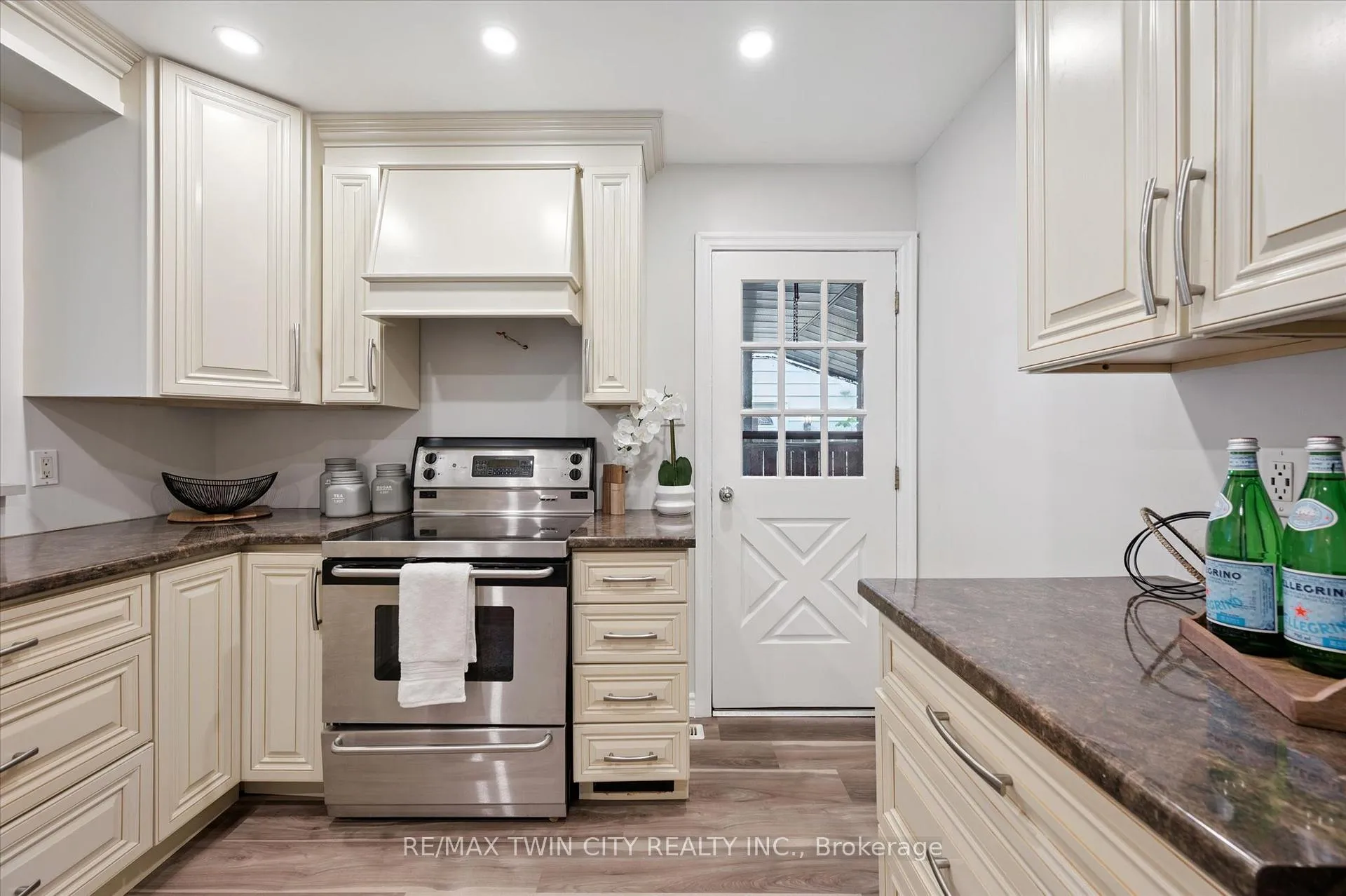 Photo 11 of 191 Silver Aspen Crescent, Kitchener — HOMEH