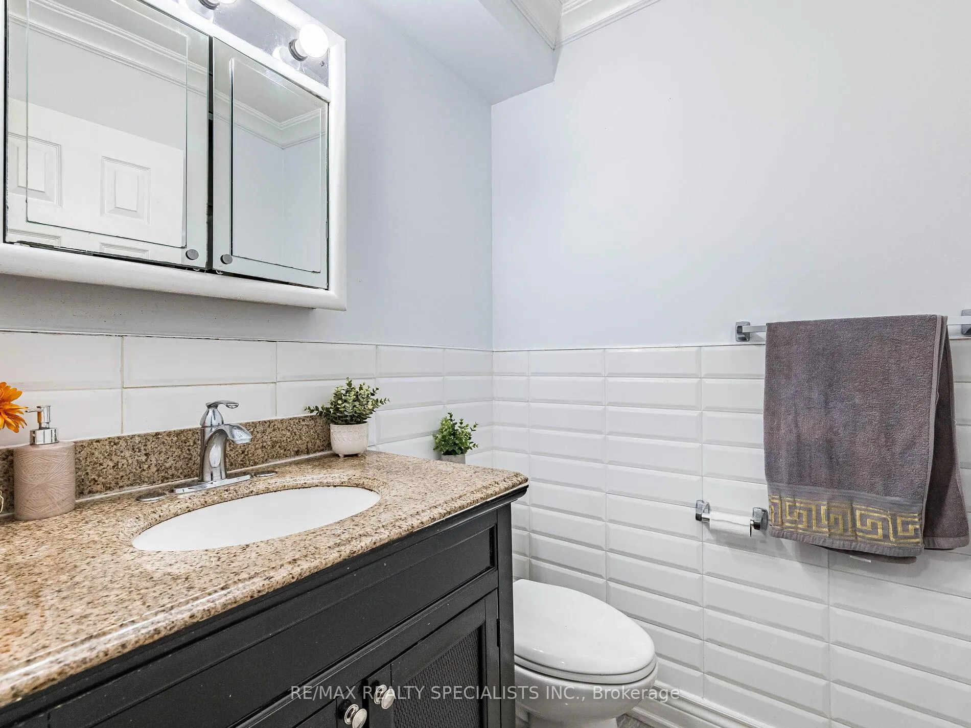 Photo 16 of 21 Foxacre Row, Brampton, Madoc — HOMEH