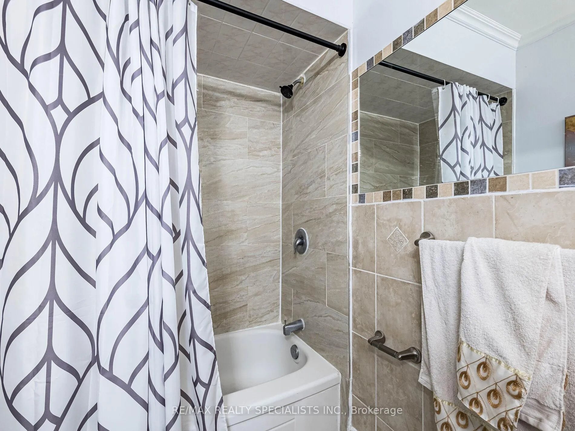 Photo 33 of 21 Foxacre Row, Brampton, Madoc — HOMEH