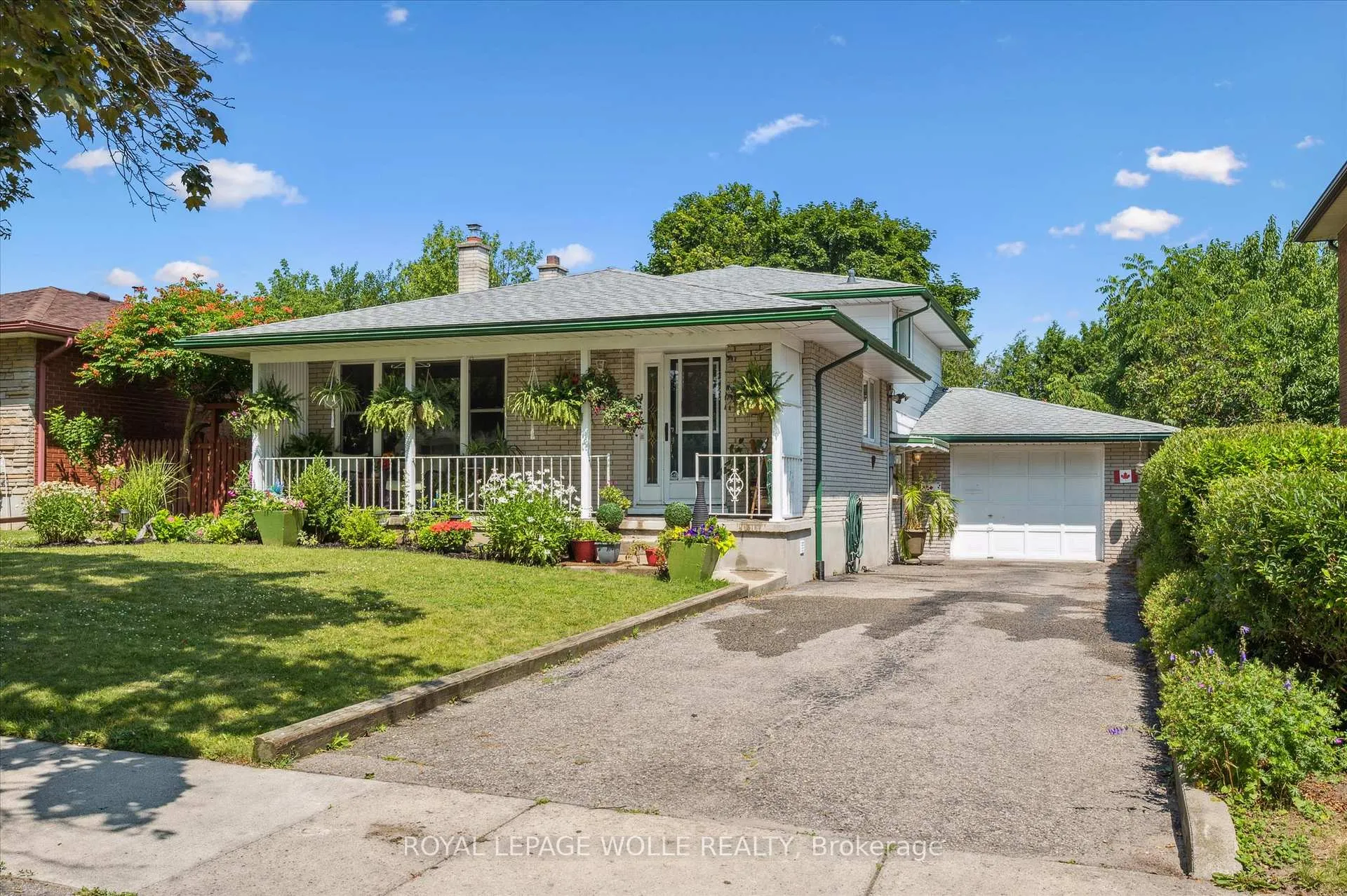Photo 2 of 218 Overlea Drive, Kitchener — HOMEH