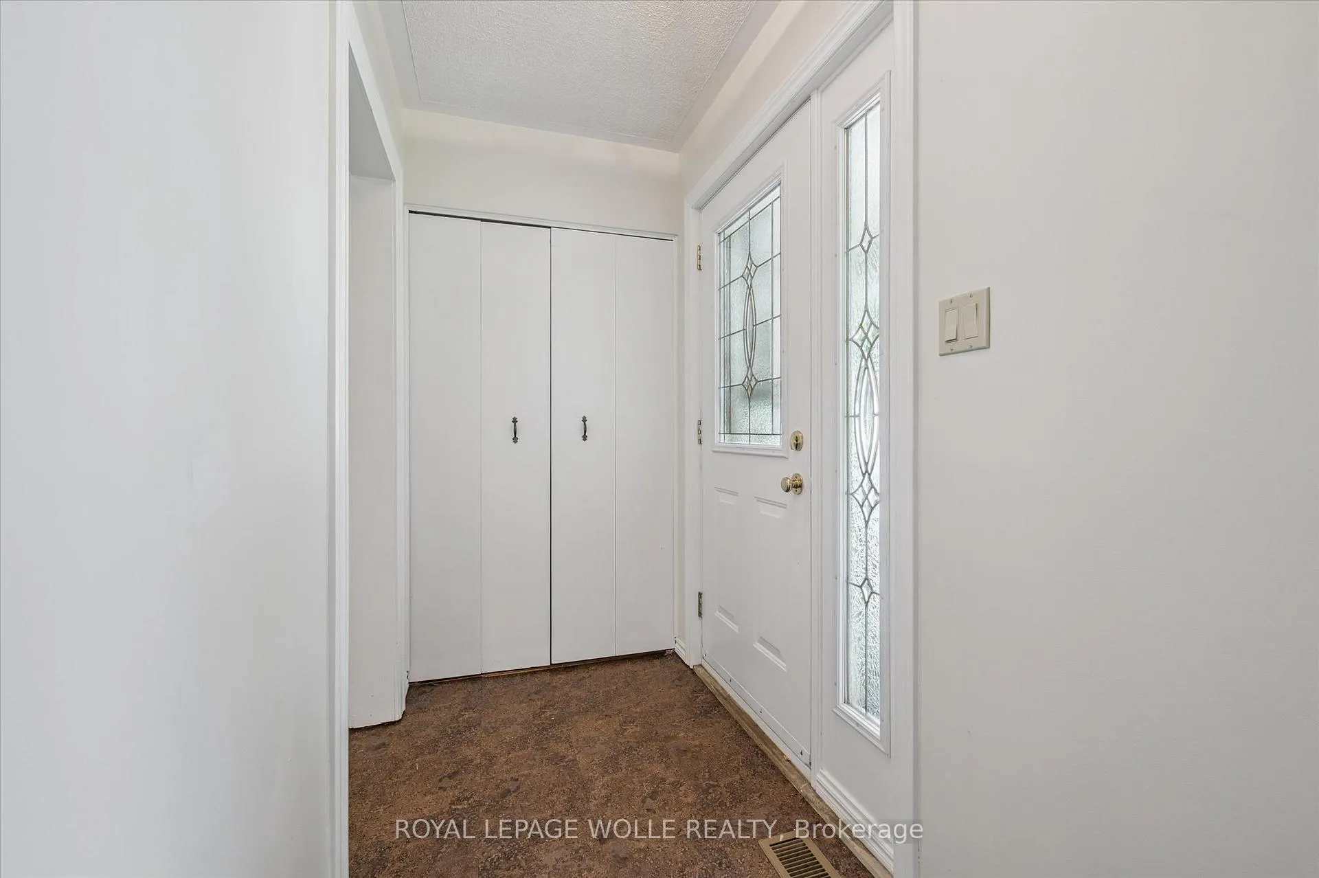 Photo 4 of 218 Overlea Drive, Kitchener — HOMEH