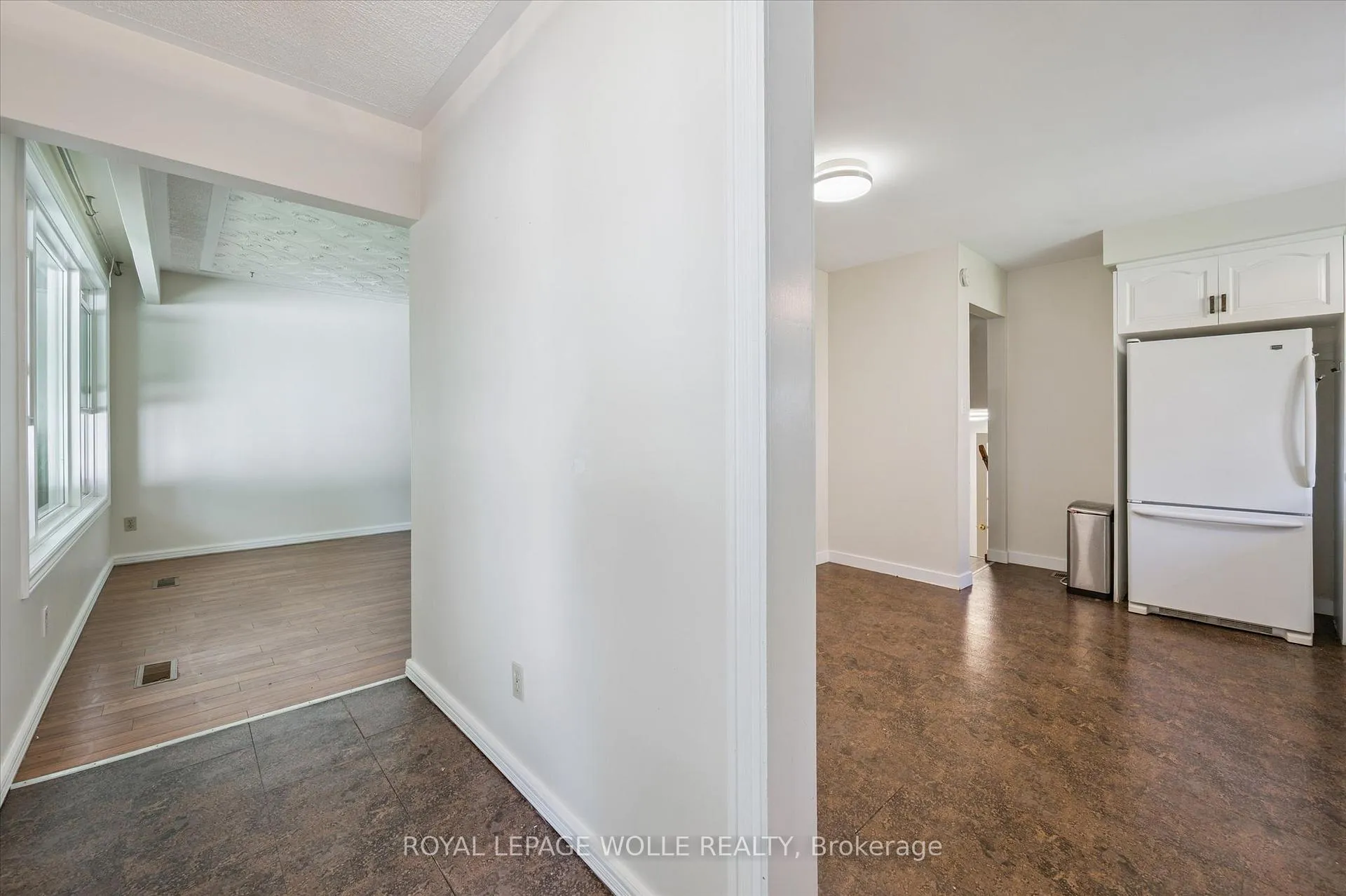 Photo 5 of 218 Overlea Drive, Kitchener — HOMEH