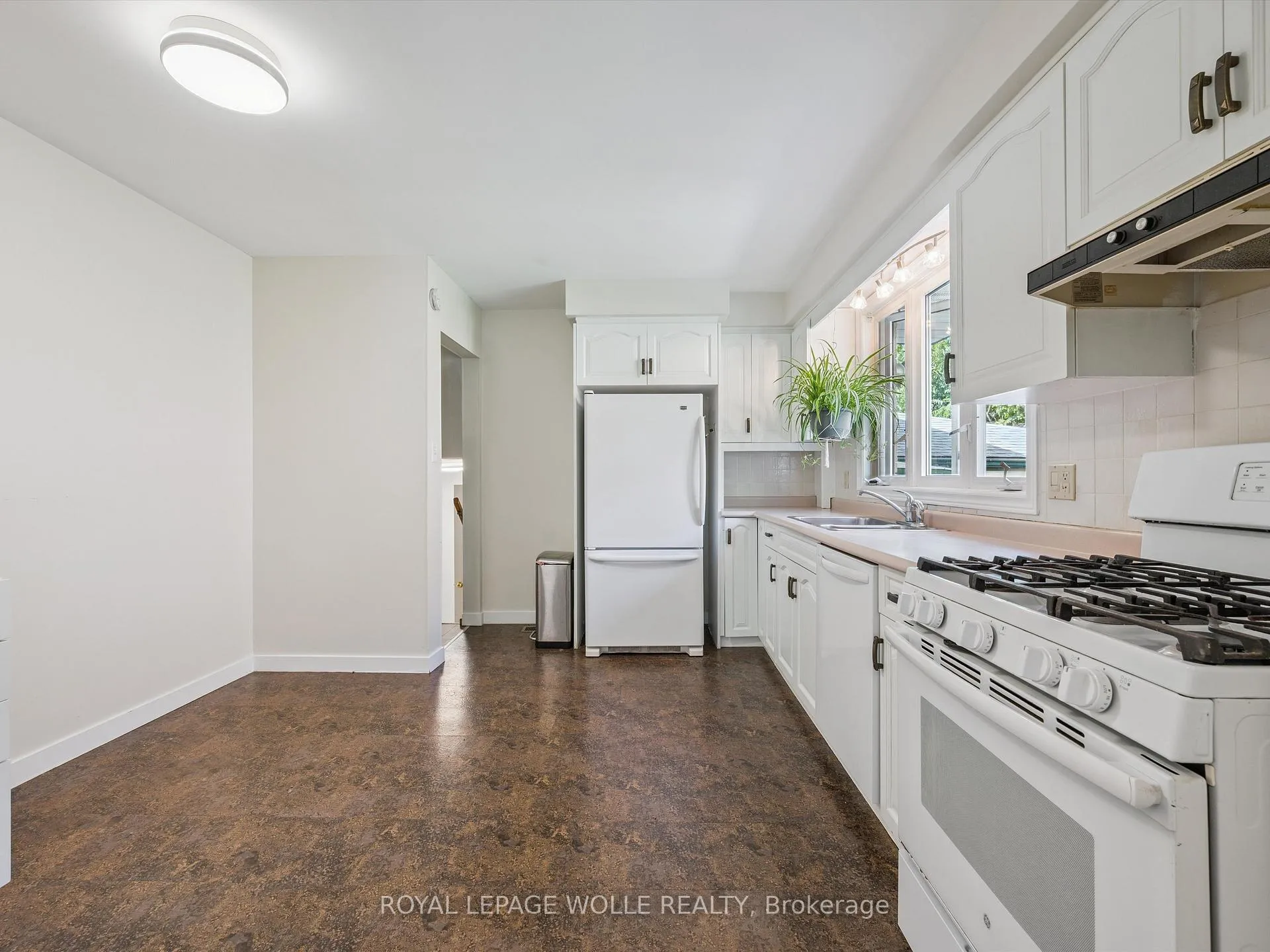 Photo 7 of 218 Overlea Drive, Kitchener — HOMEH