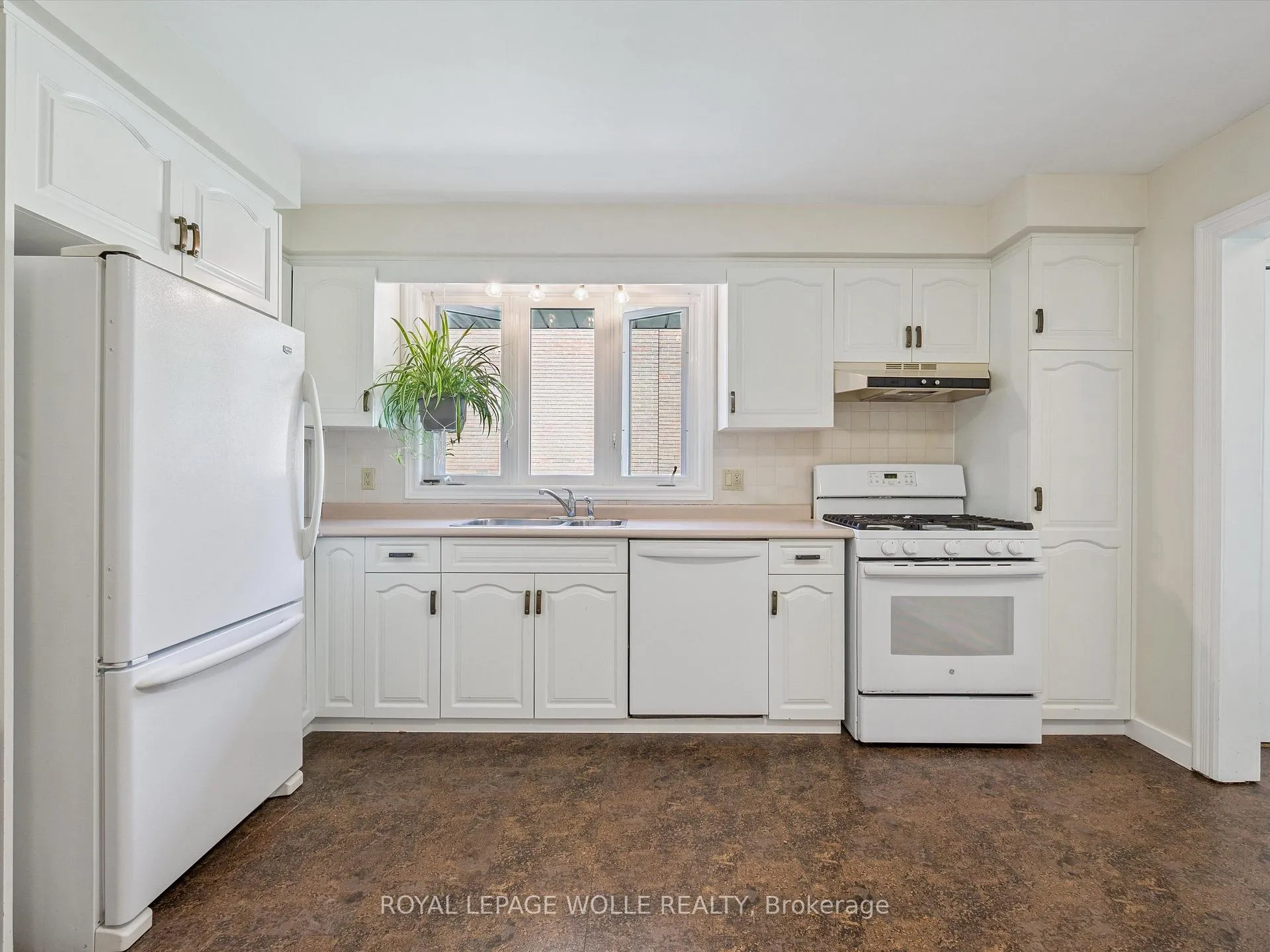 Photo 8 of 218 Overlea Drive, Kitchener — HOMEH