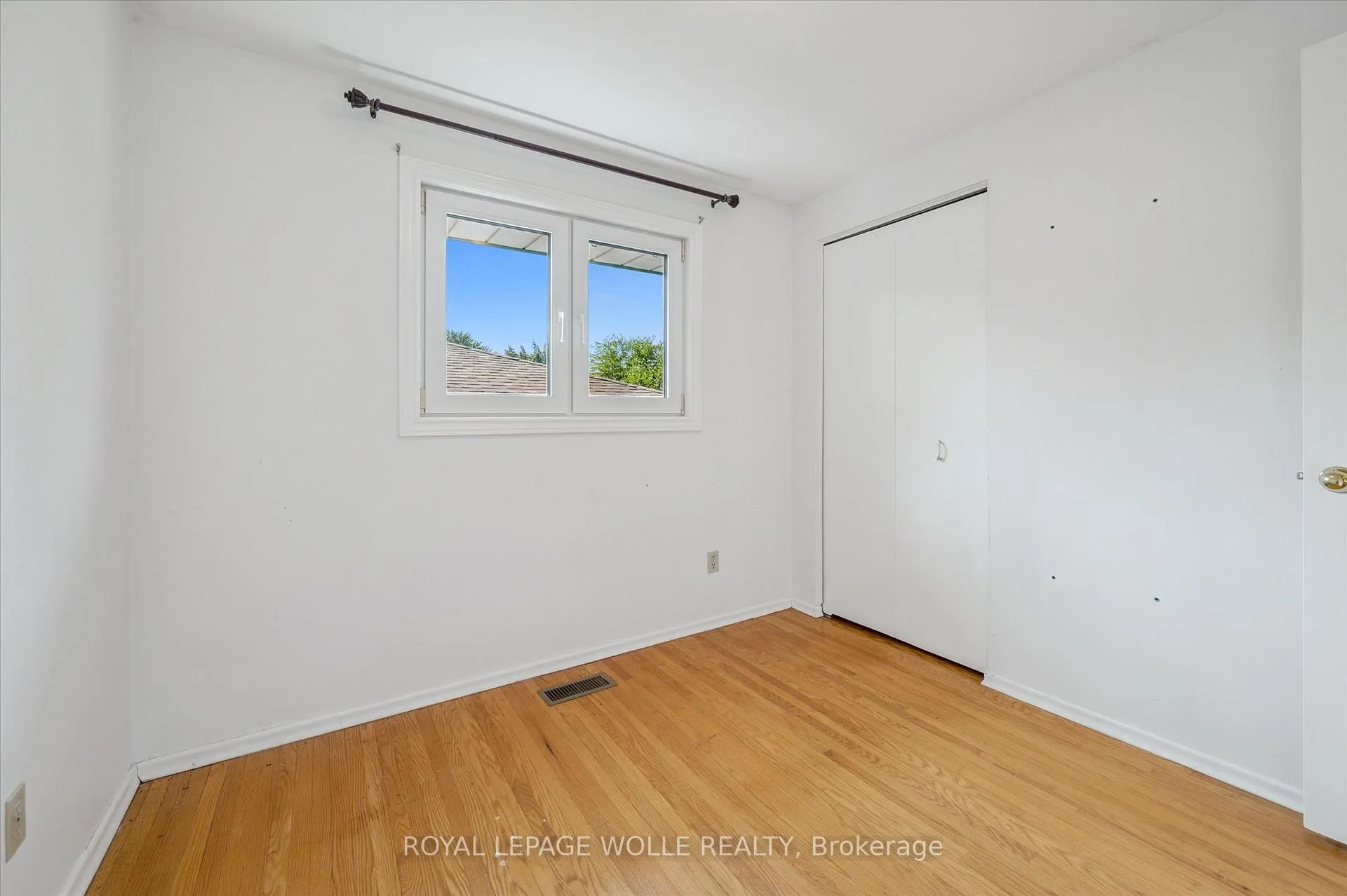 Photo 16 of 218 Overlea Drive, Kitchener — HOMEH