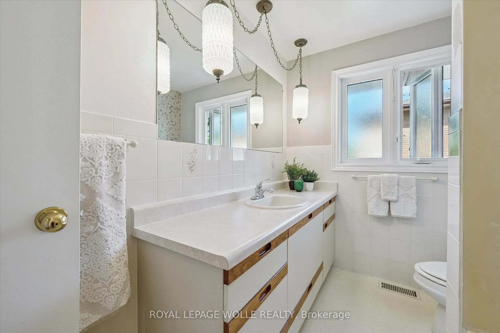 Photo 17 of 218 Overlea Drive, Kitchener — HOMEH