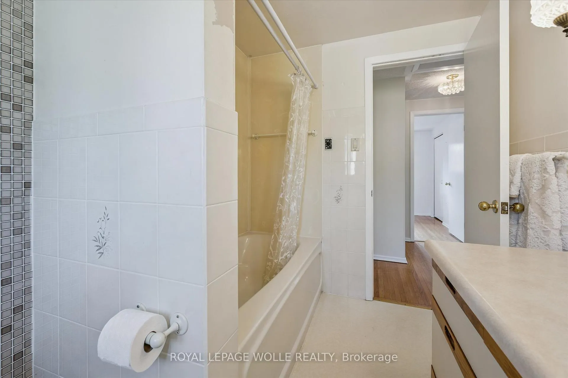 Photo 18 of 218 Overlea Drive, Kitchener — HOMEH