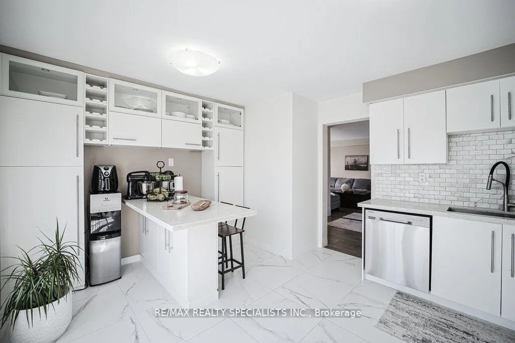 Photo 7 of 123 Middlemiss Crescent, Cambridge — HOMEH