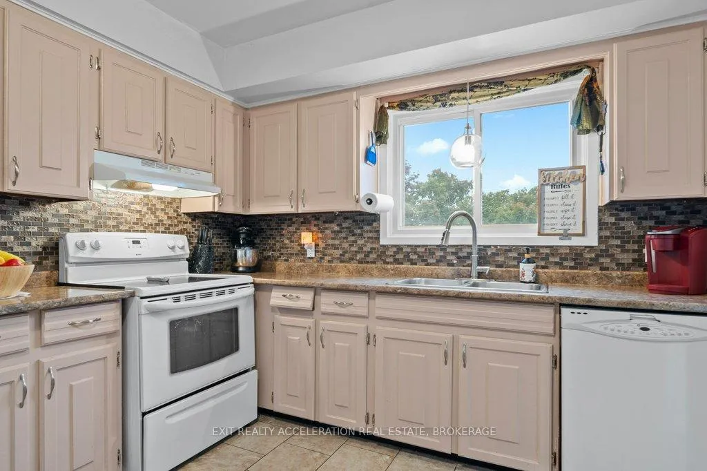 Photo 16 of 19 Mortensen Drive, Loyalist, Amherstview — HOMEH