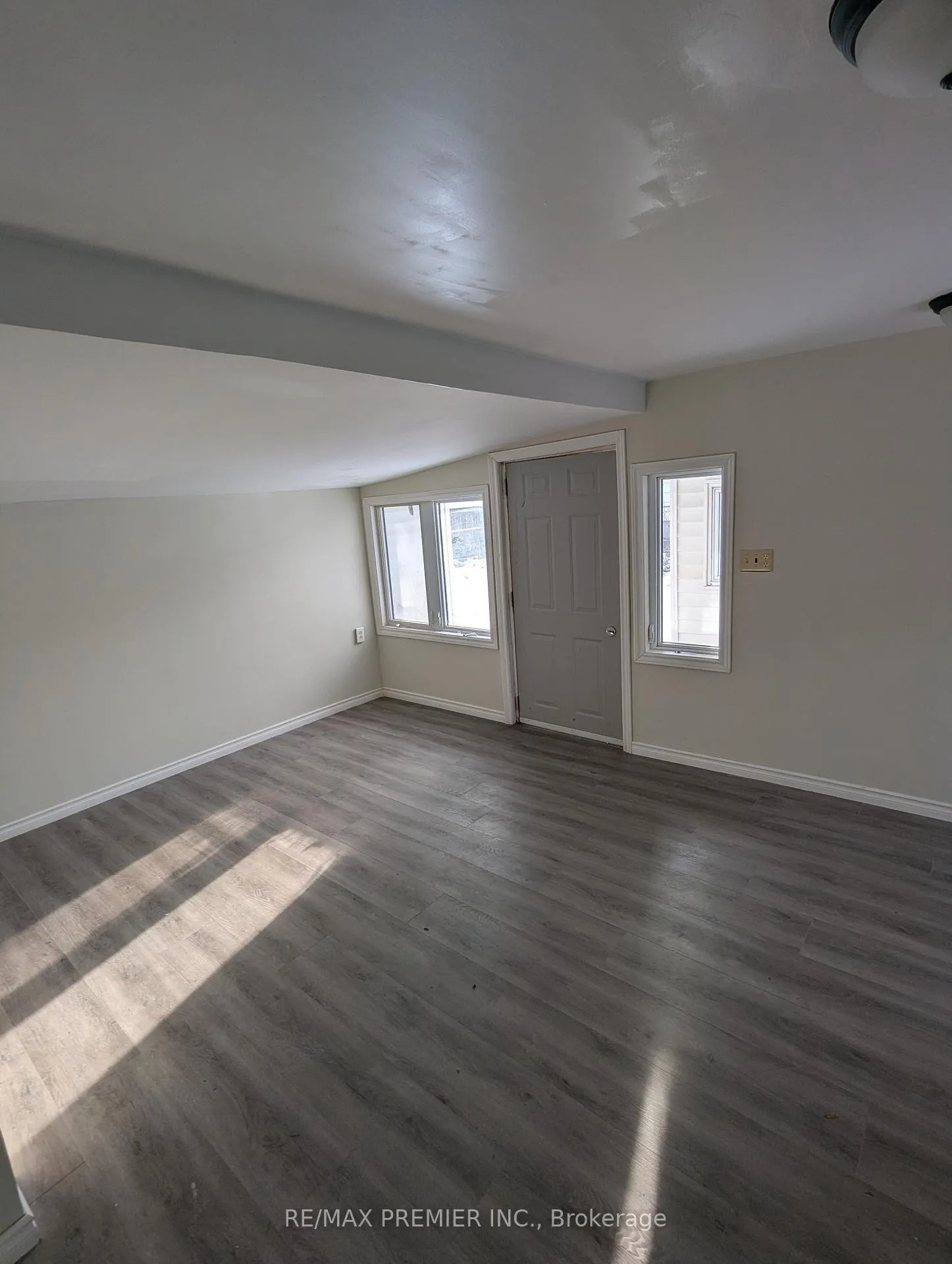 Photo 5 of 264 Delaware Avenue, Chatham-Kent — HOMEH