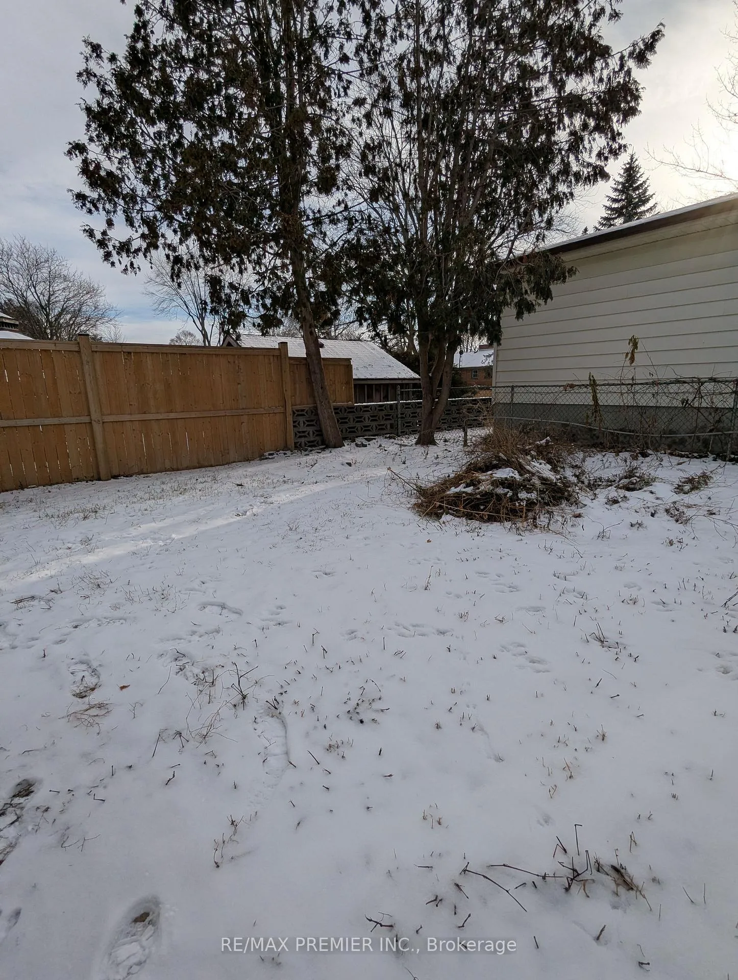 Photo 7 of 264 Delaware Avenue, Chatham-Kent — HOMEH