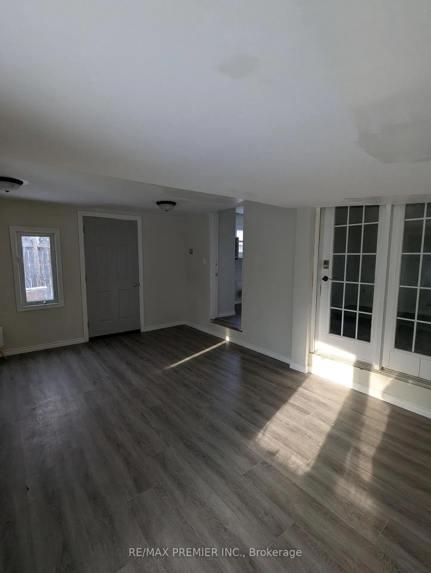 Photo 8 of 264 Delaware Avenue, Chatham-Kent — HOMEH