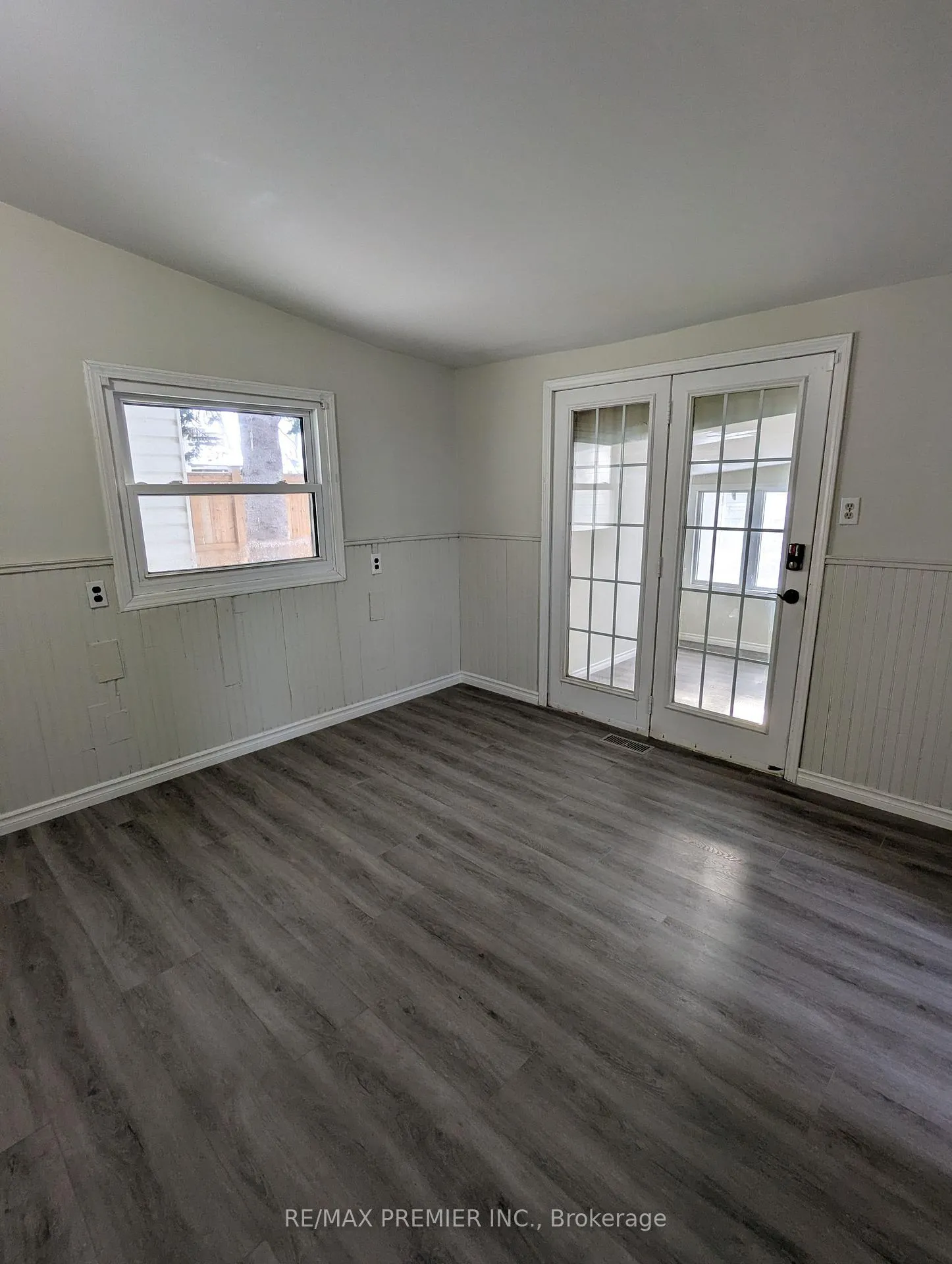 Photo 9 of 264 Delaware Avenue, Chatham-Kent — HOMEH
