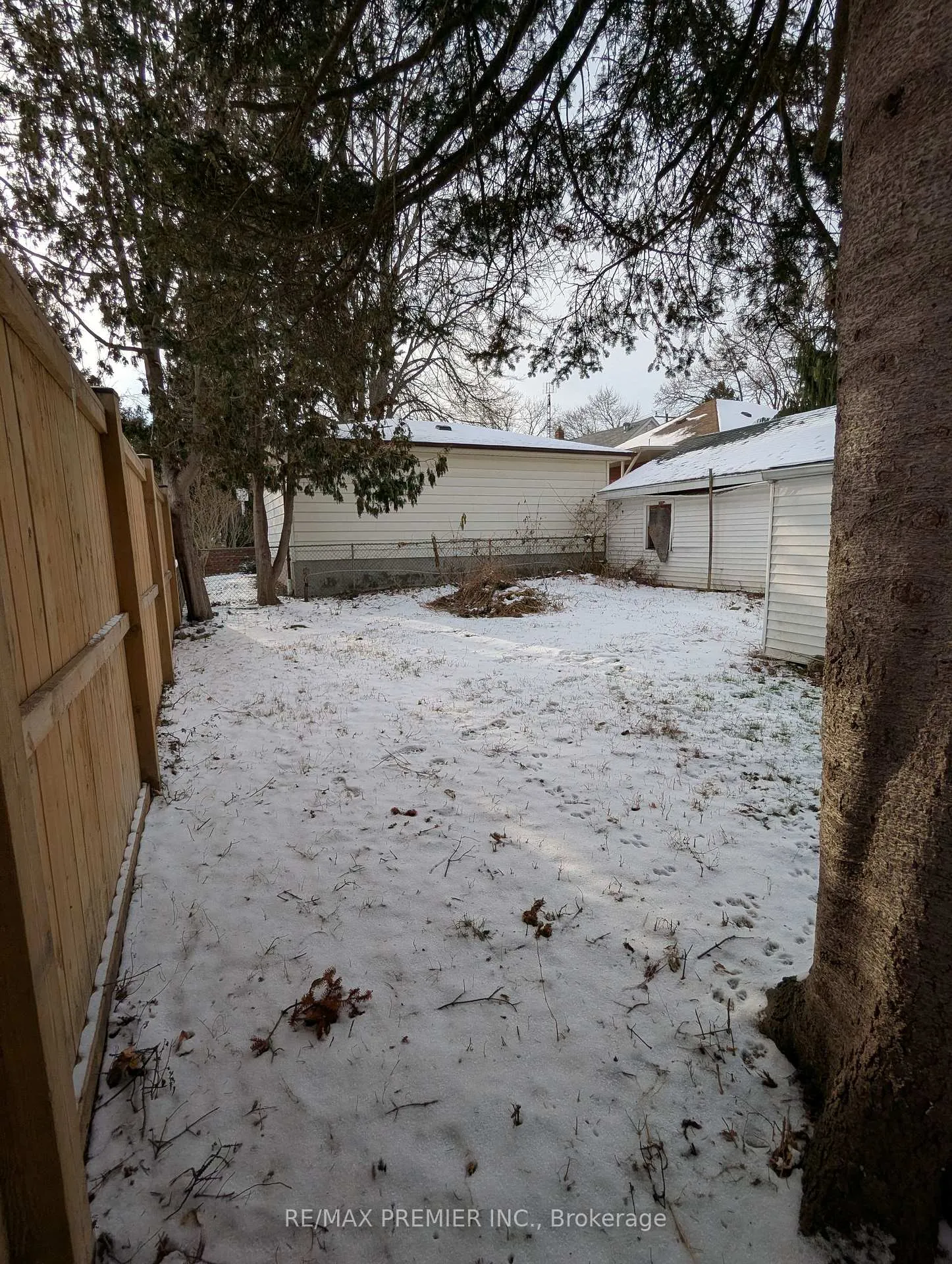 Photo 10 of 264 Delaware Avenue, Chatham-Kent — HOMEH