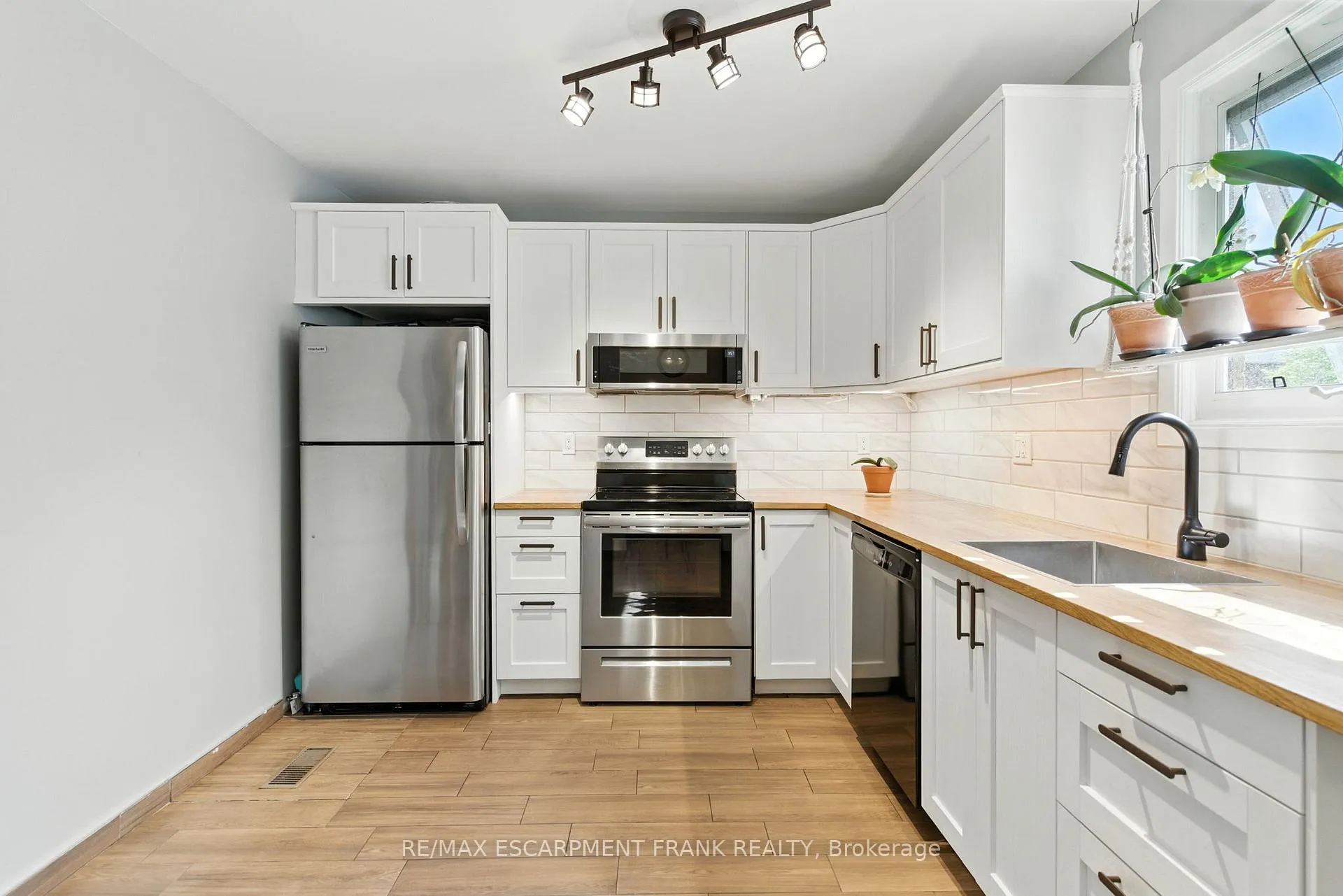Photo 10 of 387 Franklin Road, Hamilton, Burkholme — HOMEH