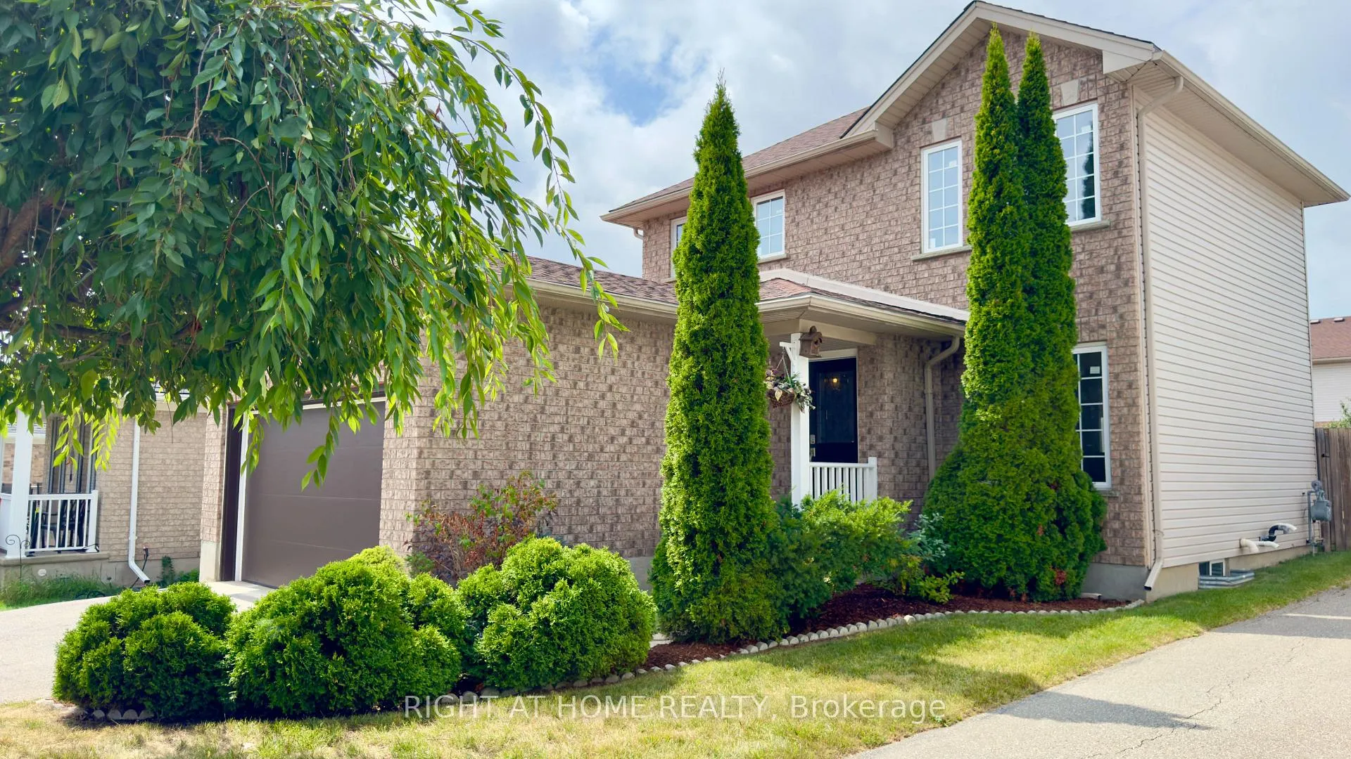 Photo 2 of 19 Windflower Drive, Kitchener — HOMEH