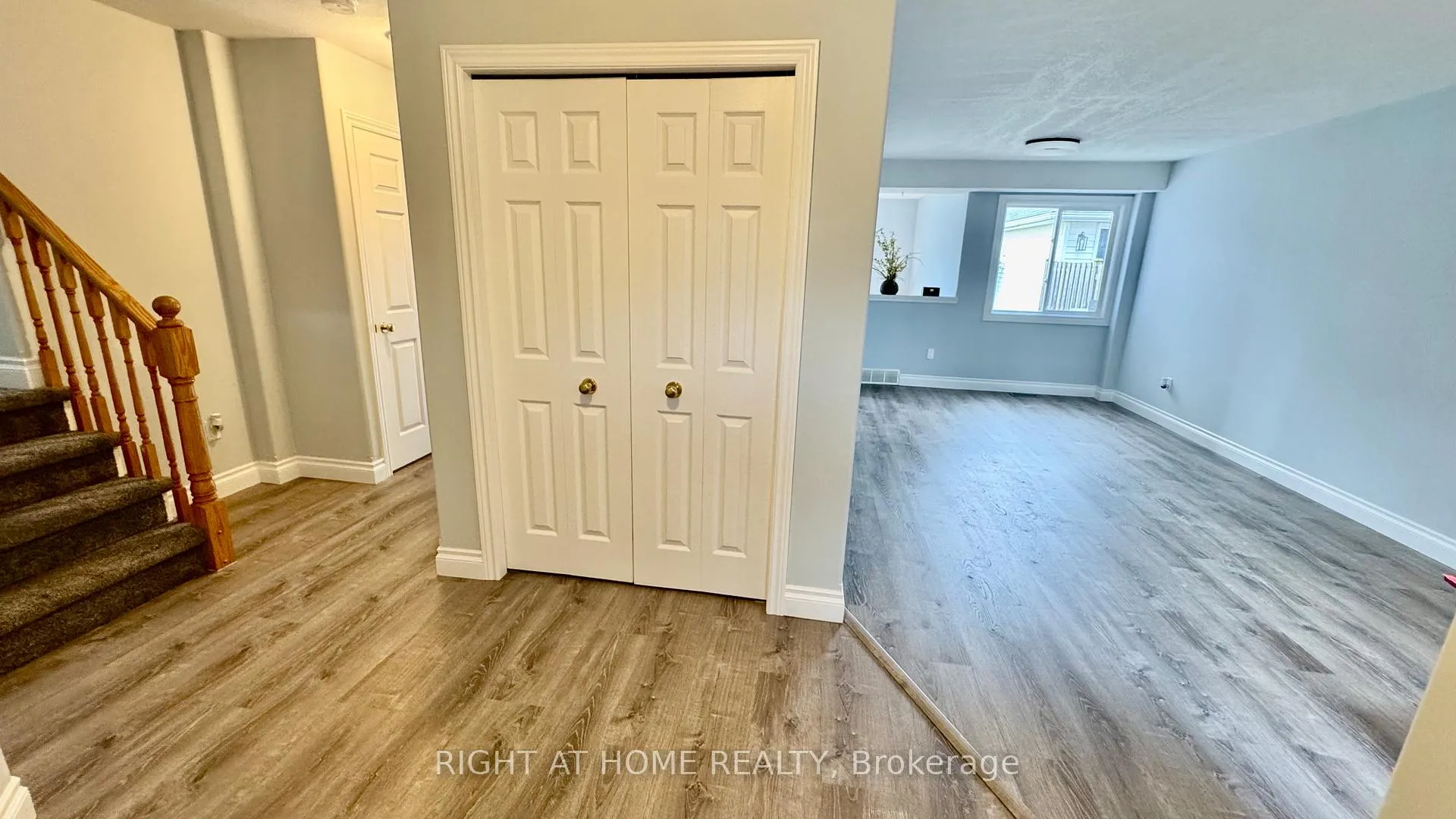 Photo 3 of 19 Windflower Drive, Kitchener — HOMEH