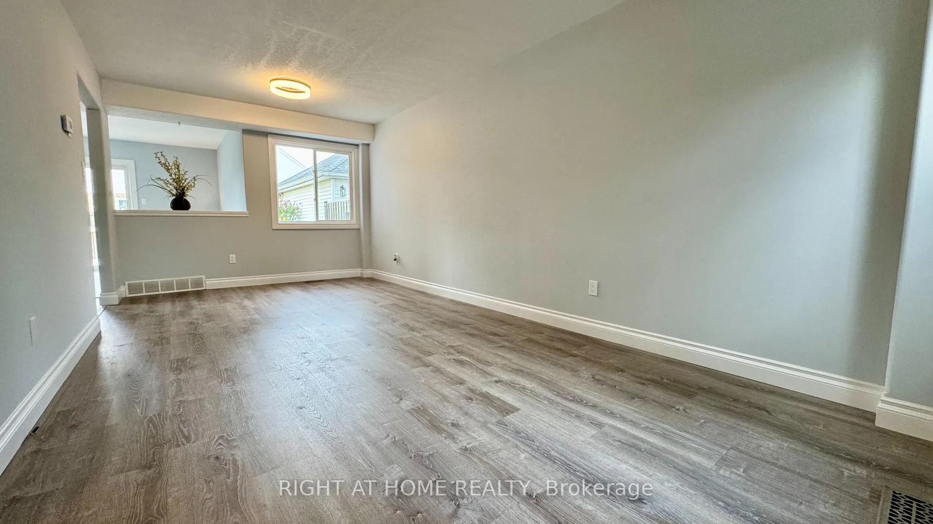 Photo 4 of 19 Windflower Drive, Kitchener — HOMEH
