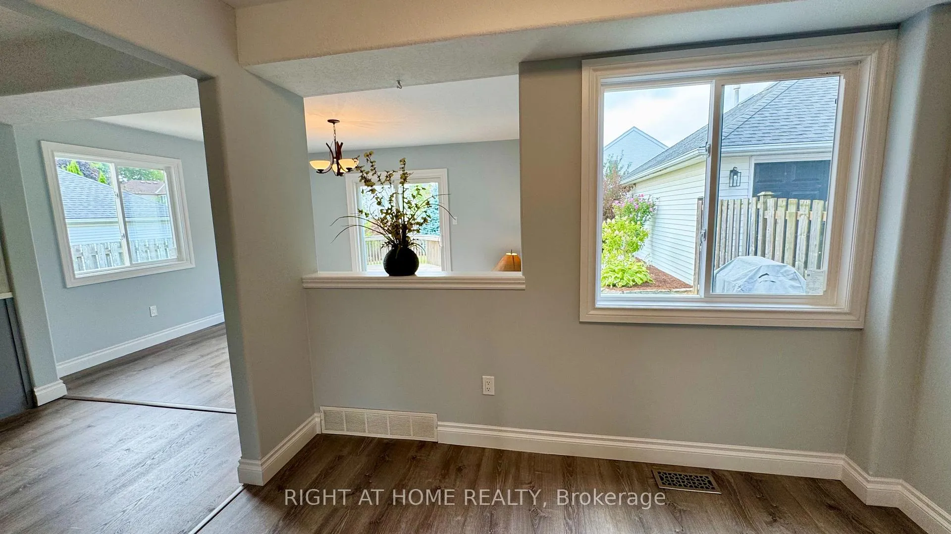 Photo 12 of 19 Windflower Drive, Kitchener — HOMEH