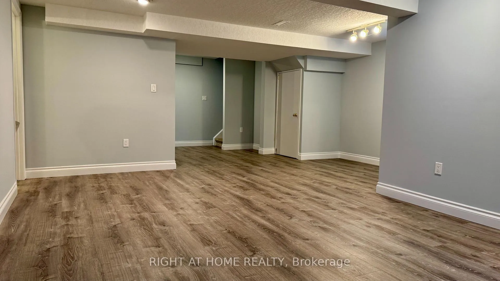 Photo 37 of 19 Windflower Drive, Kitchener — HOMEH