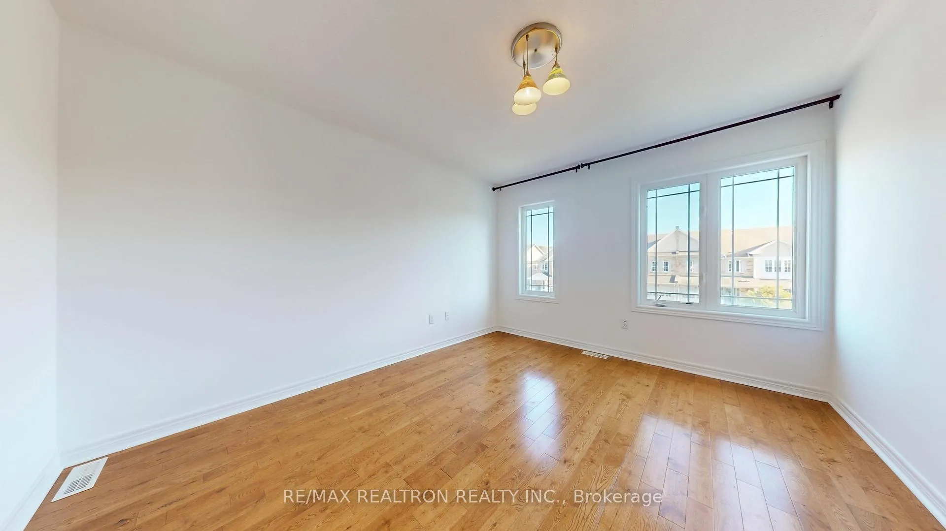 Photo 27 of 82 Sir Sanford Fleming Way, Vaughan, Patterson — HOMEH