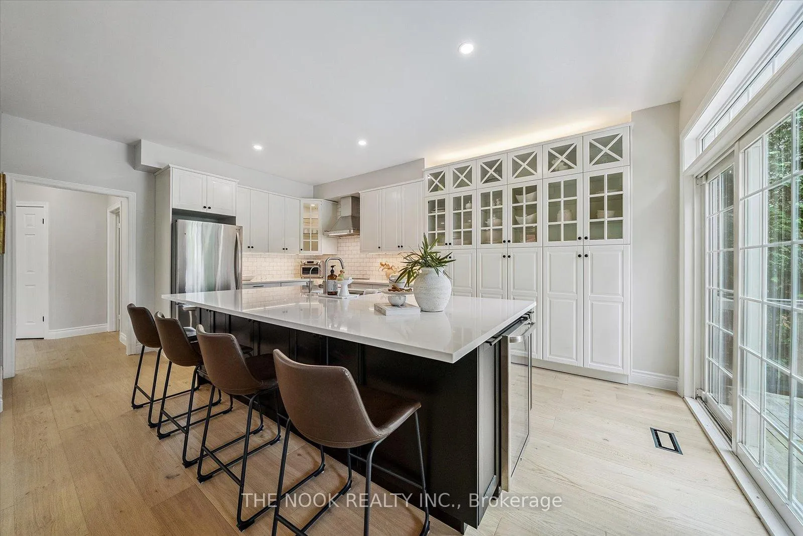 Photo 4 of 31 Queensplate Drive, Scugog, Port Perry — HOMEH