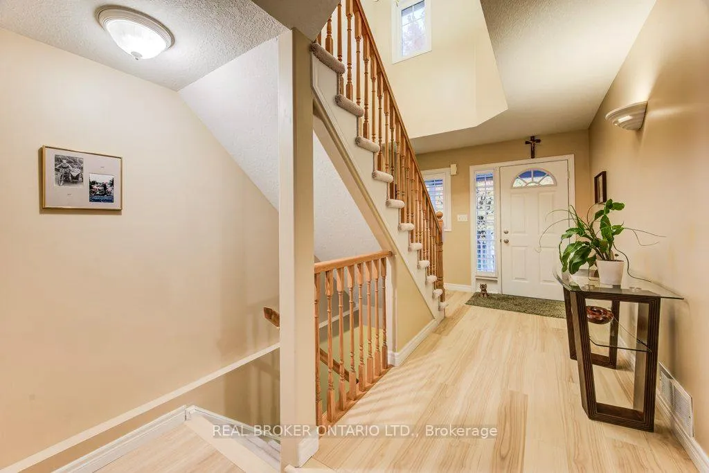 Photo 4 of 678 Interlaken Drive, Waterloo — HOMEH