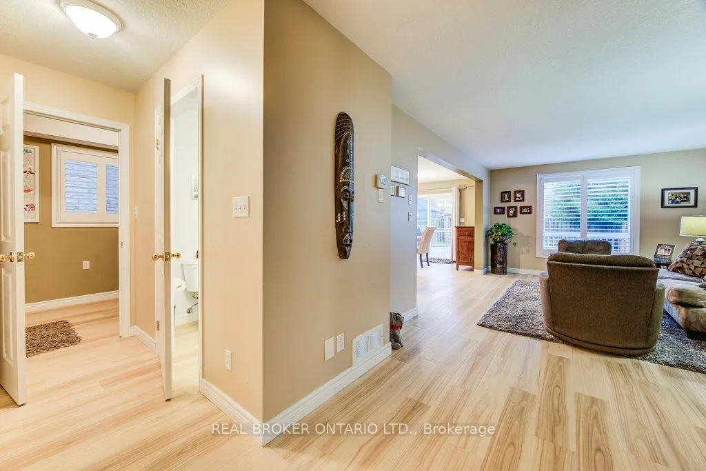 Photo 5 of 678 Interlaken Drive, Waterloo — HOMEH