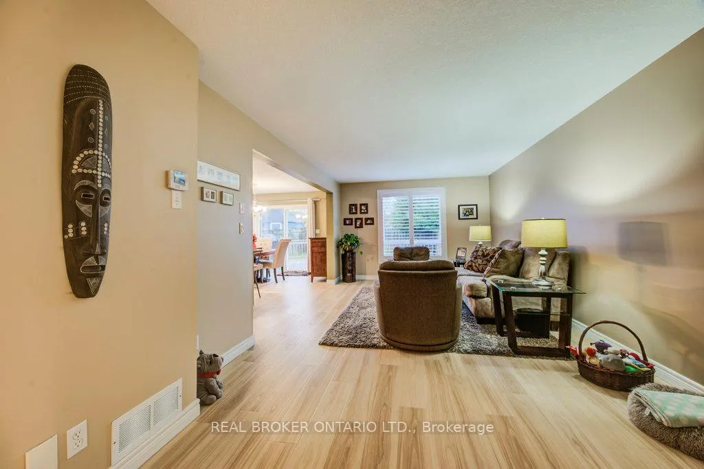 Photo 8 of 678 Interlaken Drive, Waterloo — HOMEH