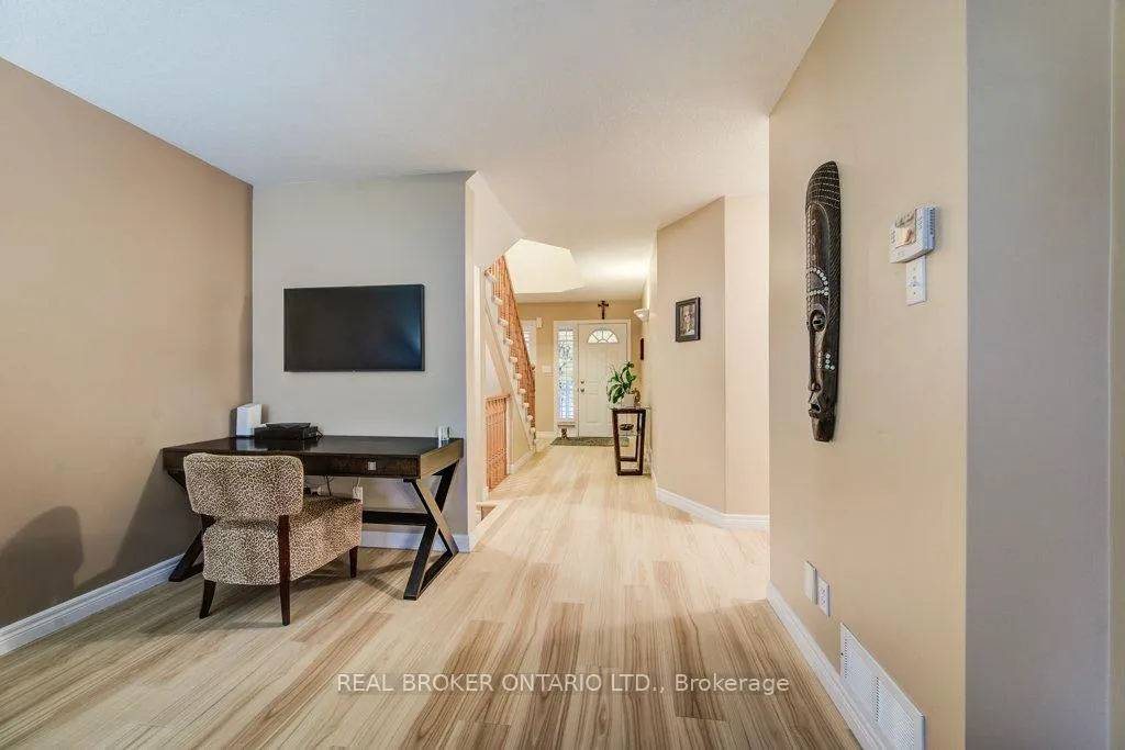 Photo 9 of 678 Interlaken Drive, Waterloo — HOMEH