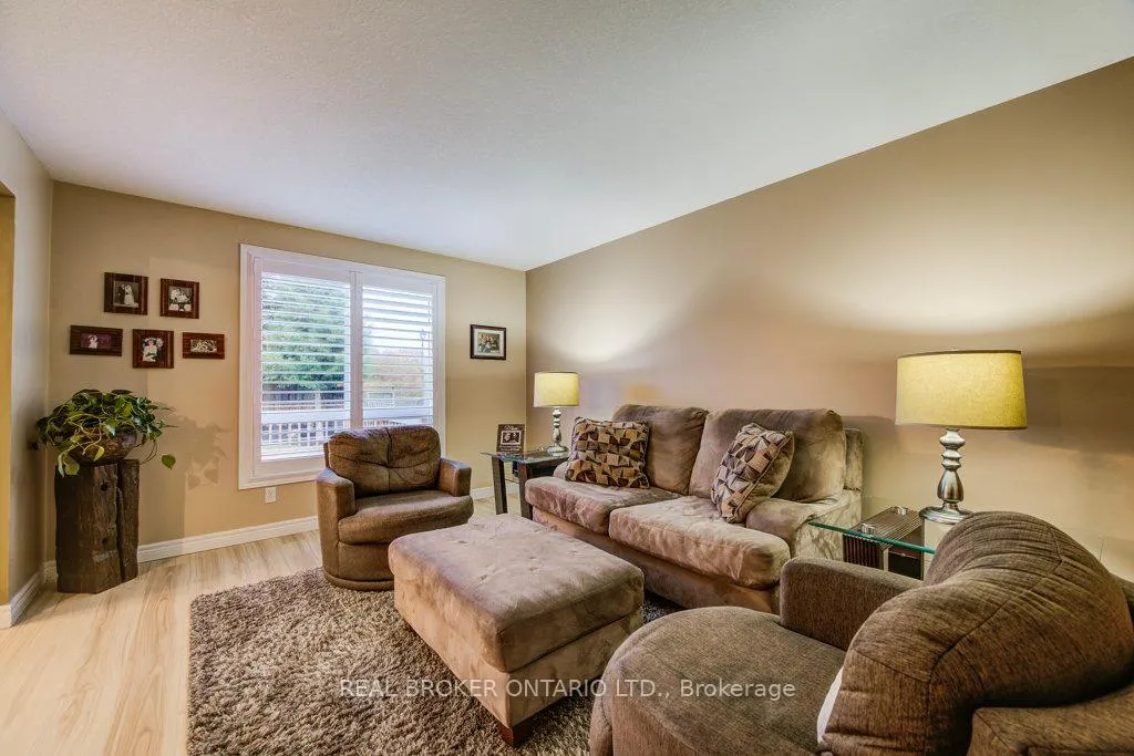 Photo 10 of 678 Interlaken Drive, Waterloo — HOMEH