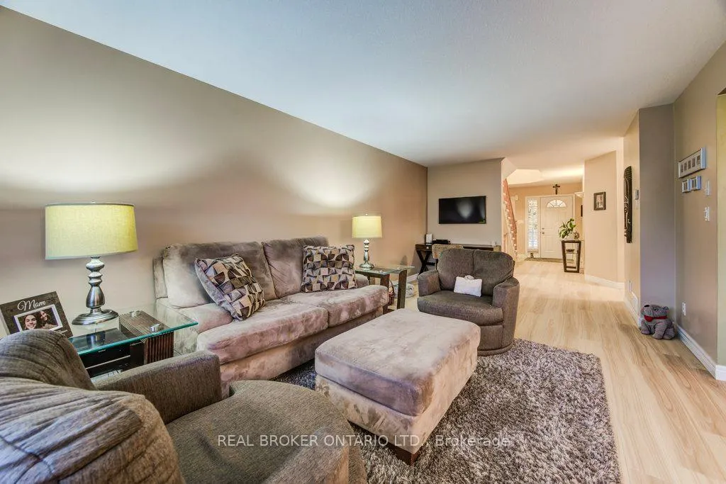 Photo 11 of 678 Interlaken Drive, Waterloo — HOMEH