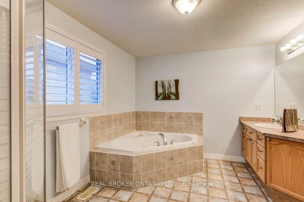 Photo 21 of 678 Interlaken Drive, Waterloo — HOMEH