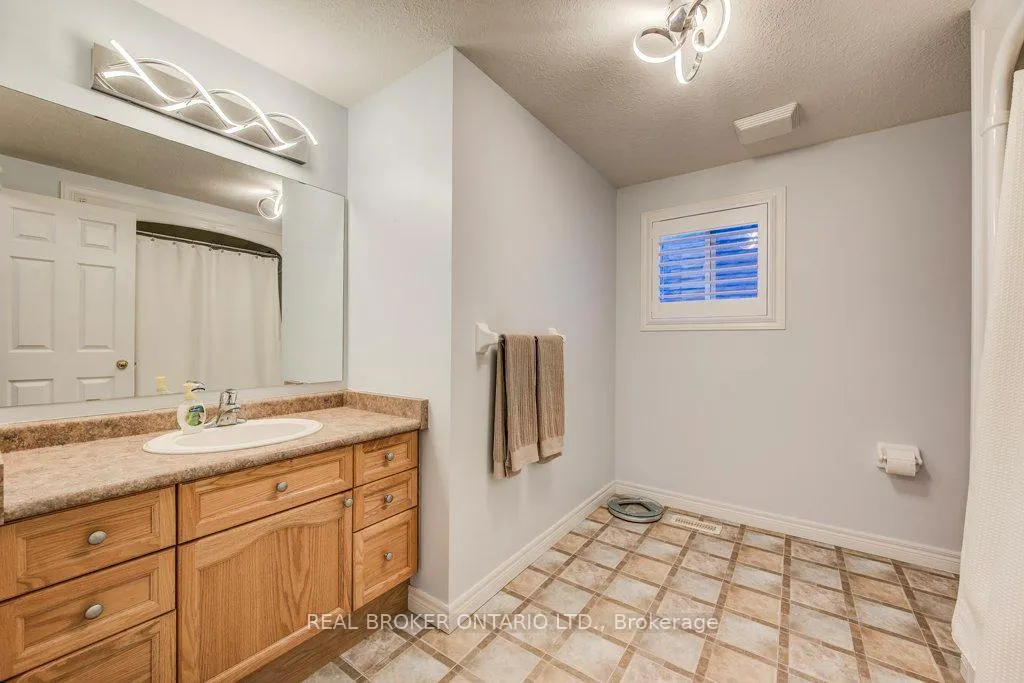 Photo 25 of 678 Interlaken Drive, Waterloo — HOMEH