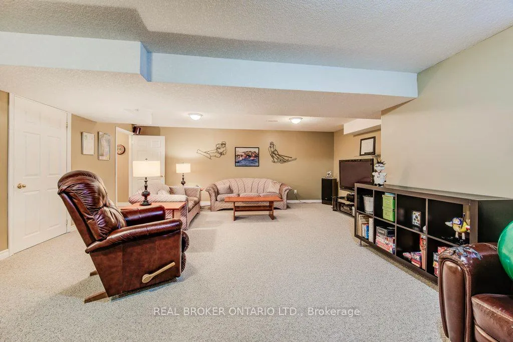 Photo 31 of 678 Interlaken Drive, Waterloo — HOMEH