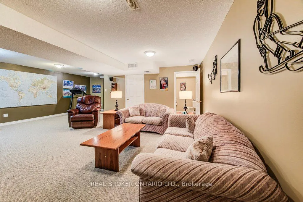 Photo 32 of 678 Interlaken Drive, Waterloo — HOMEH